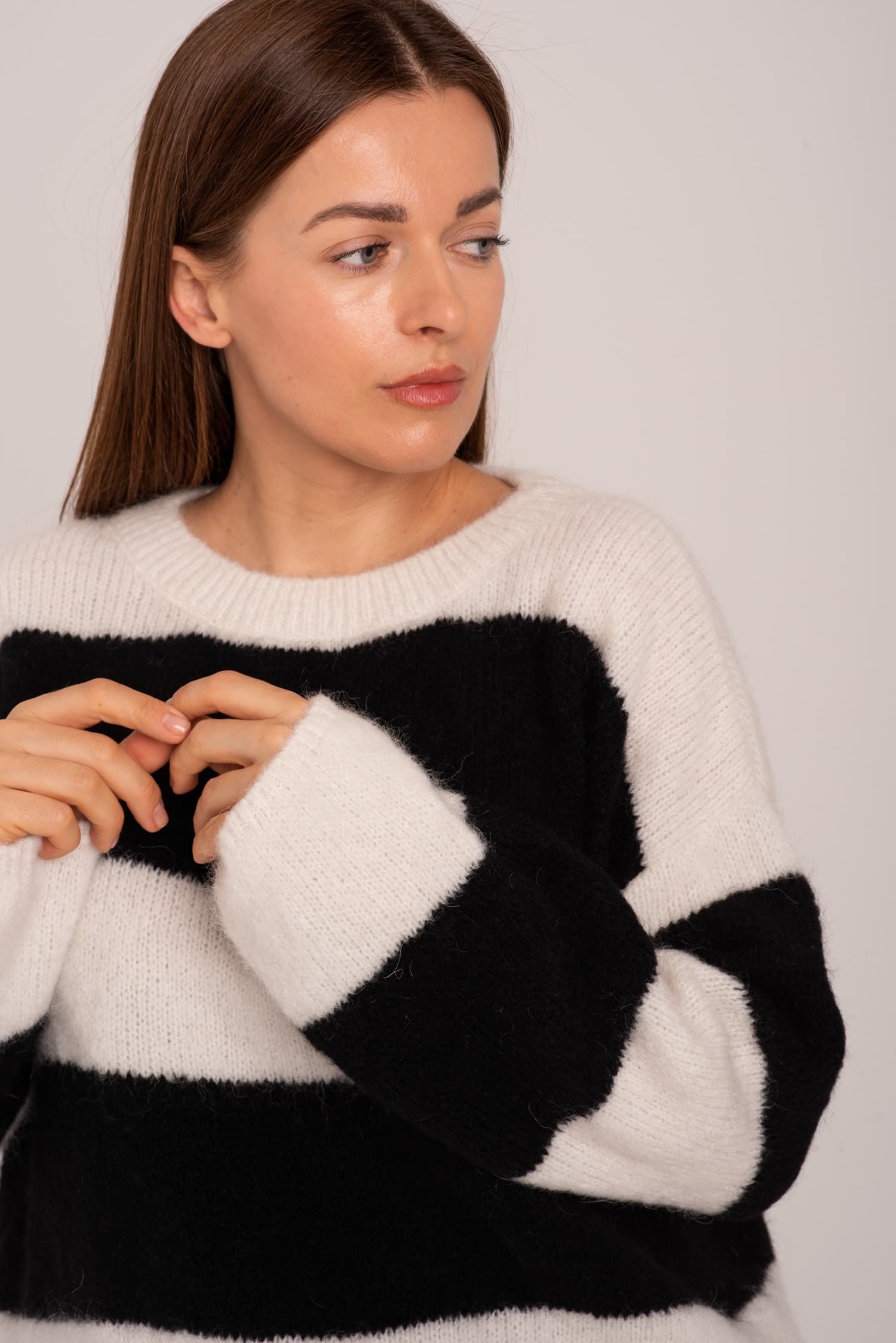 Czarno - biały sweter w pasy Sasha - widok 2