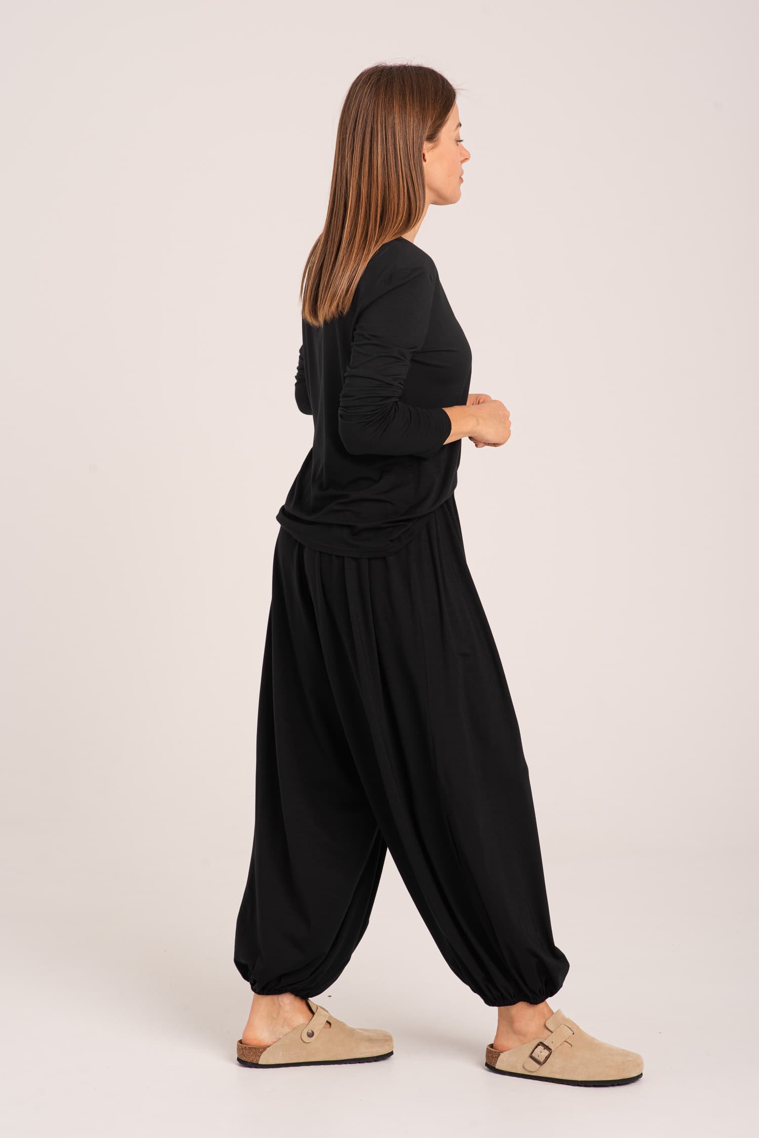 Blusa negra de manga larga con escote en V Aniela - zdjęcie 3