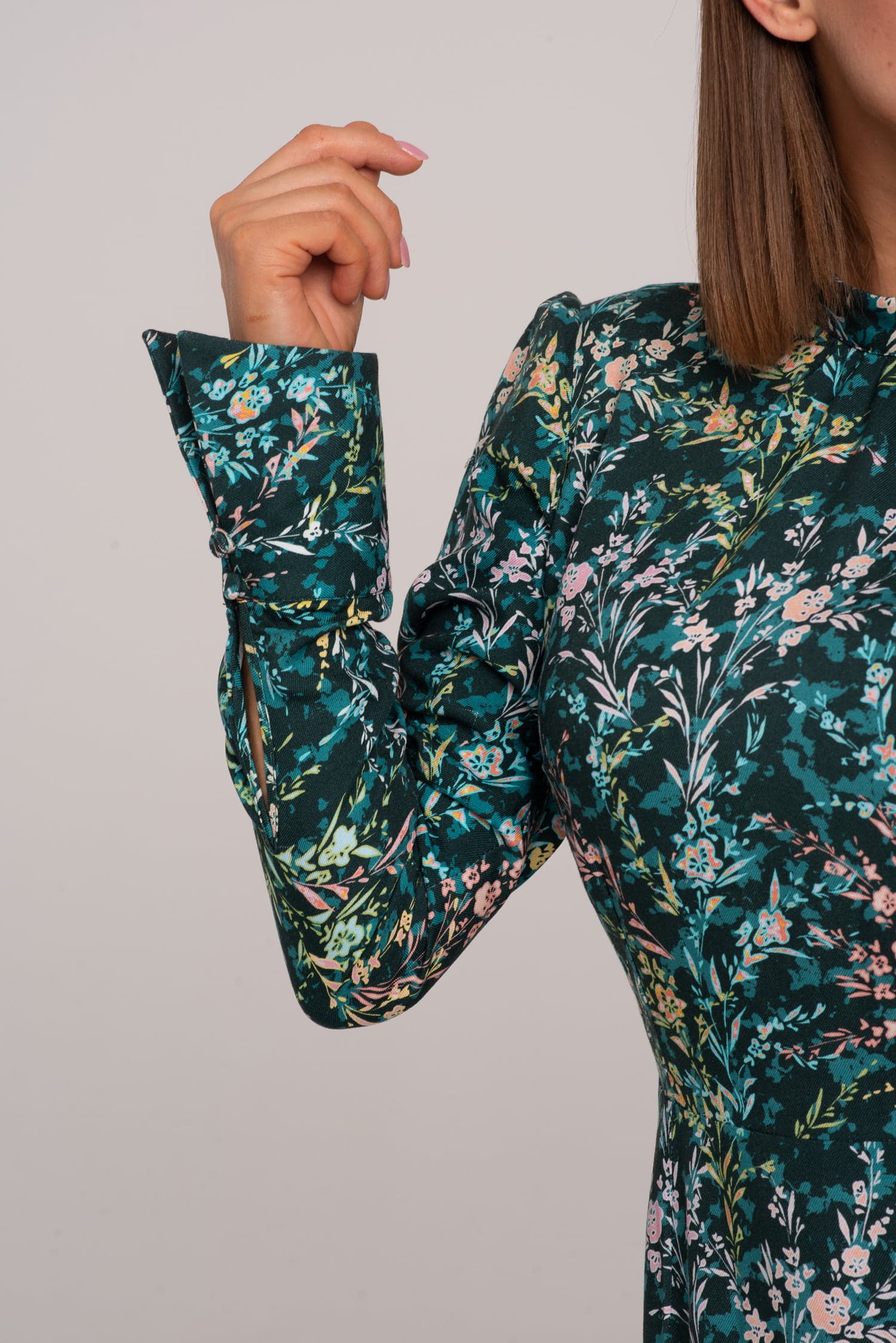 Zielona sukienka z wiskozy w kwiaty Hazel — zdjęcie 3