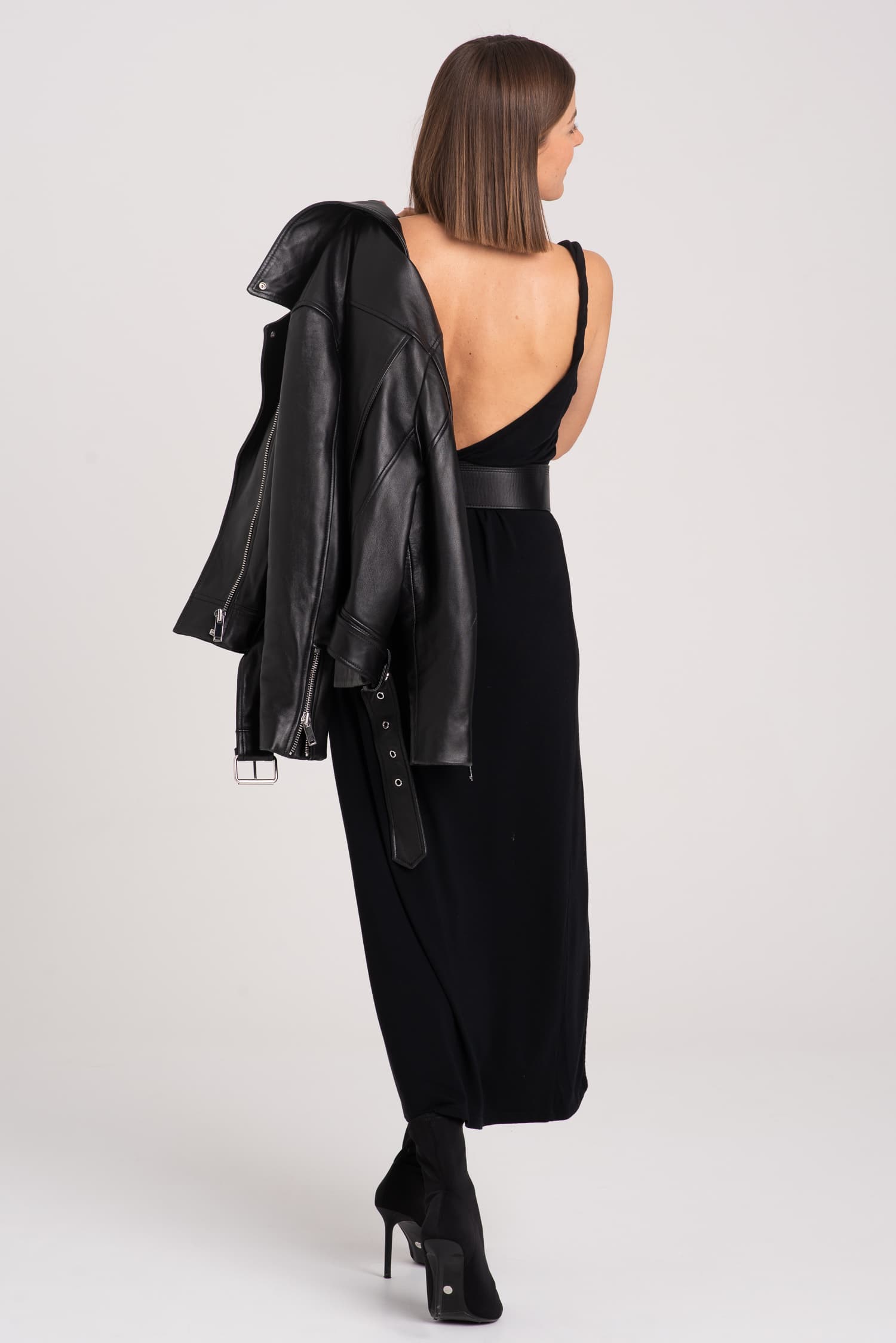 Sukienka na zakręconych ramiączkach SIMPLE – czarna — zdjęcie 8