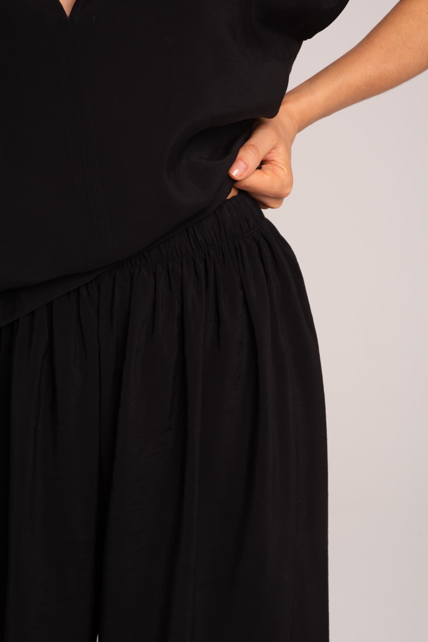 Czarne szerokie spodnie z wiskozy Harmony — zdjęcie 5