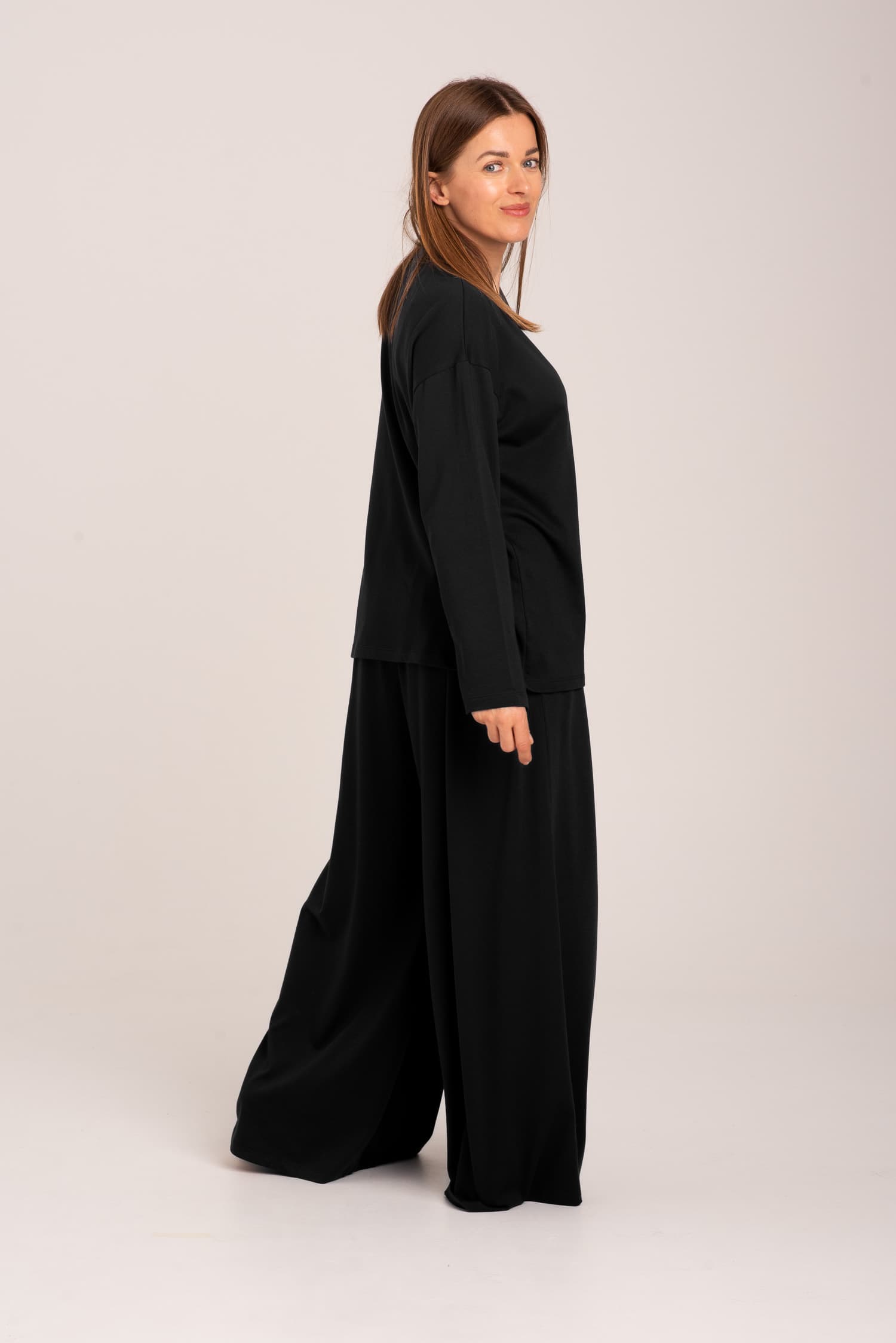 Czarne szerokie spodnie z modalem NINA — zdjęcie 3