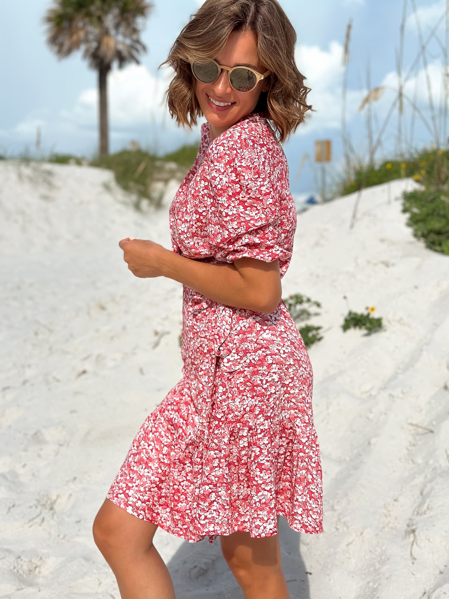 Sukienka kopertowa z krótkim rękawem LOVE  – kwiaty — zdjęcie 5