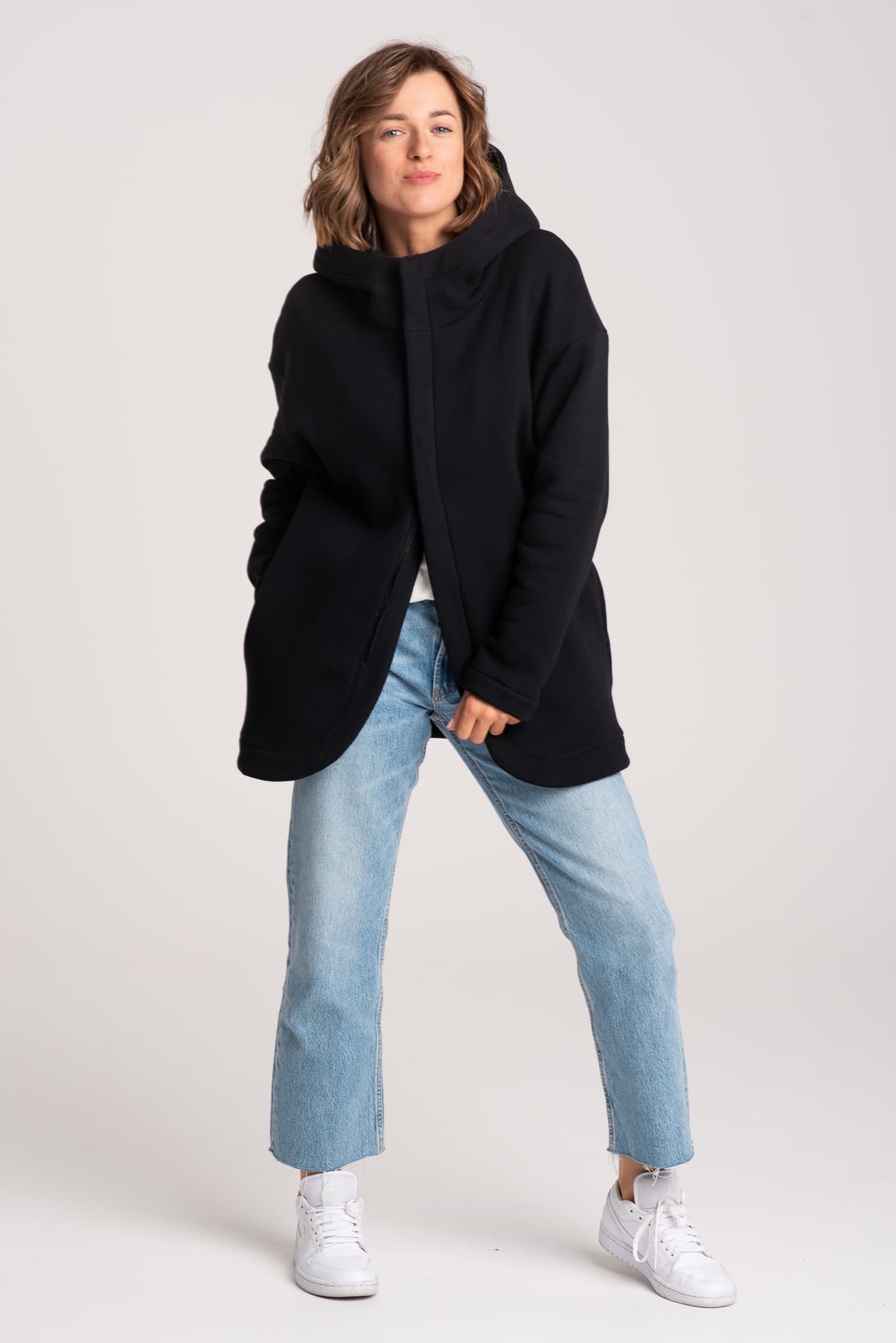 Czarna zasuwana bluza damska NA OKRĄGŁO - widok 2