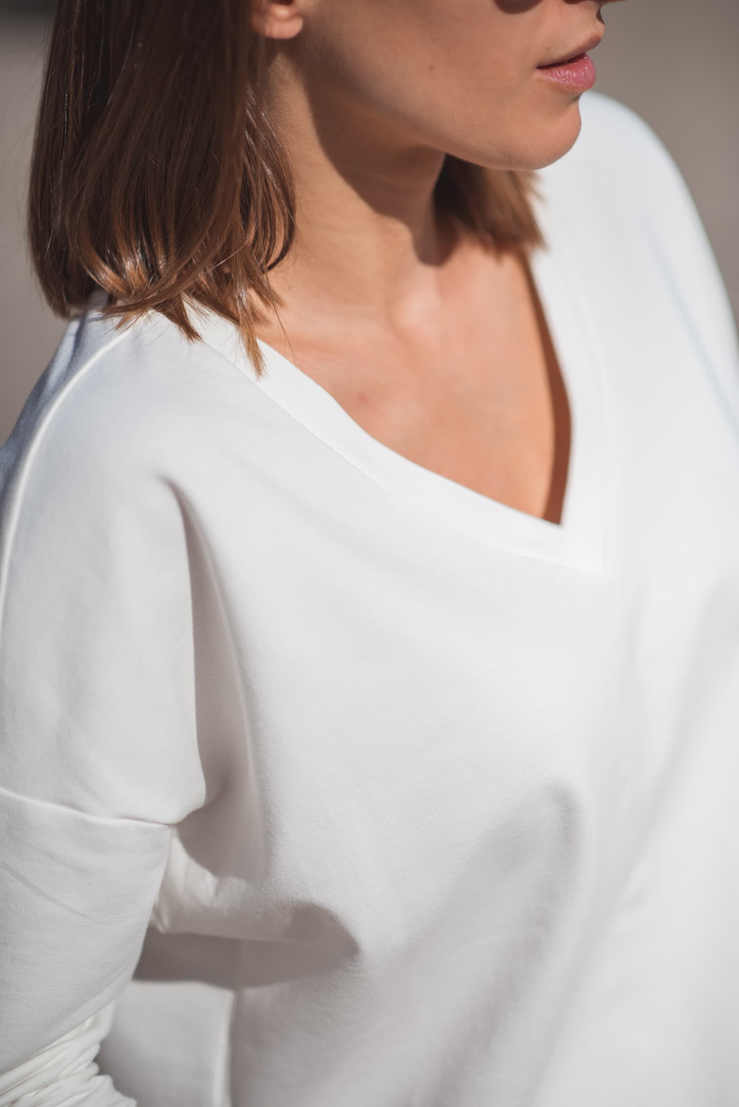 Bluza BASIC V - biała - widok 2