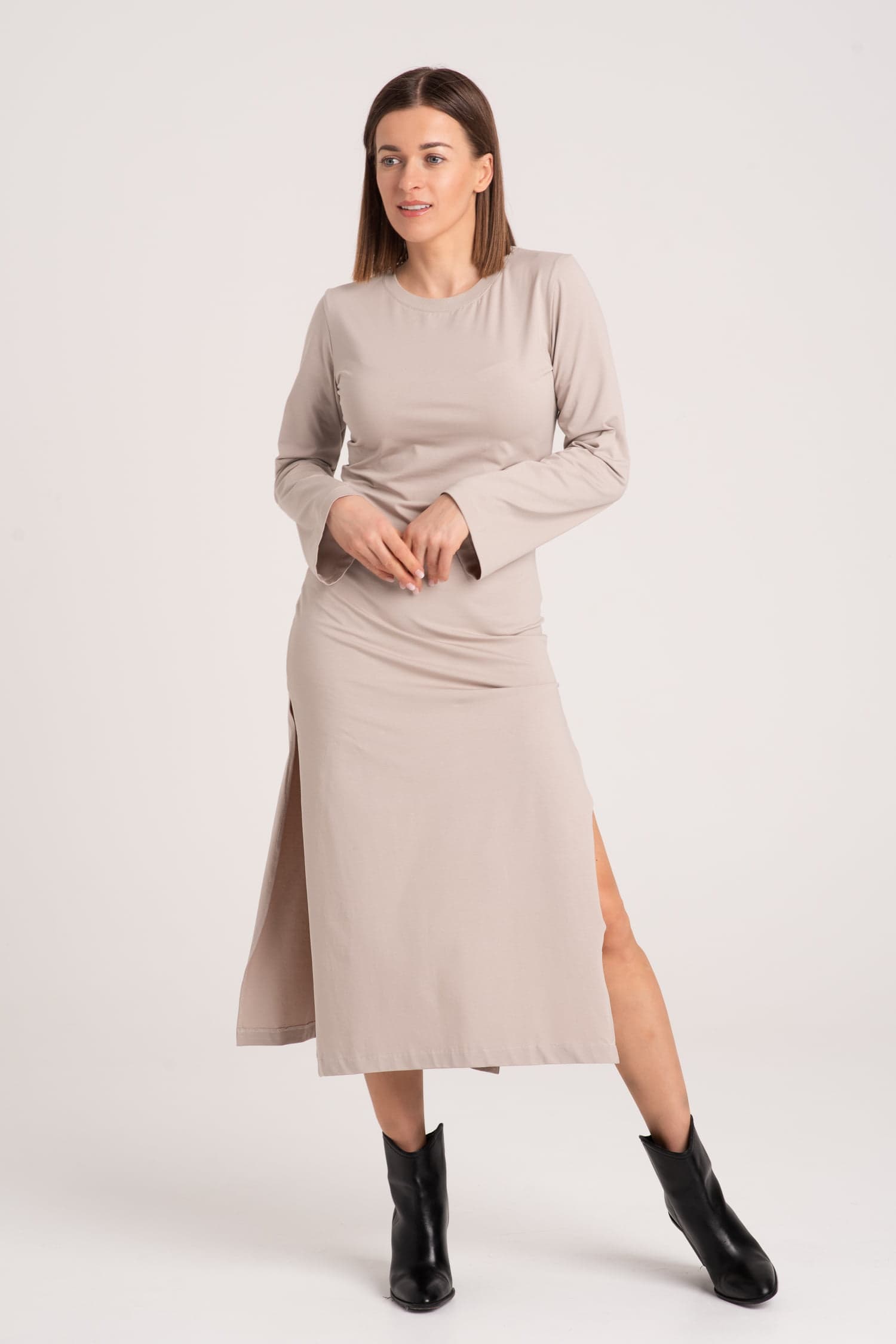 Długa sukienka t-shirtowa z rozcięciem AVERY - widok 2