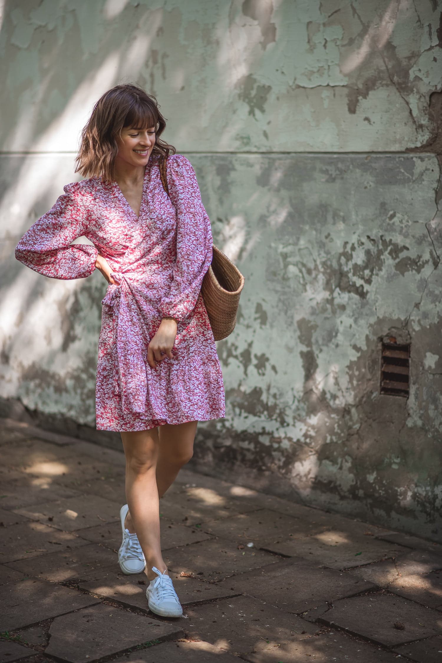 Sukienka kopertowa LOVE – kwiaty na czerwonym — zdjęcie 4