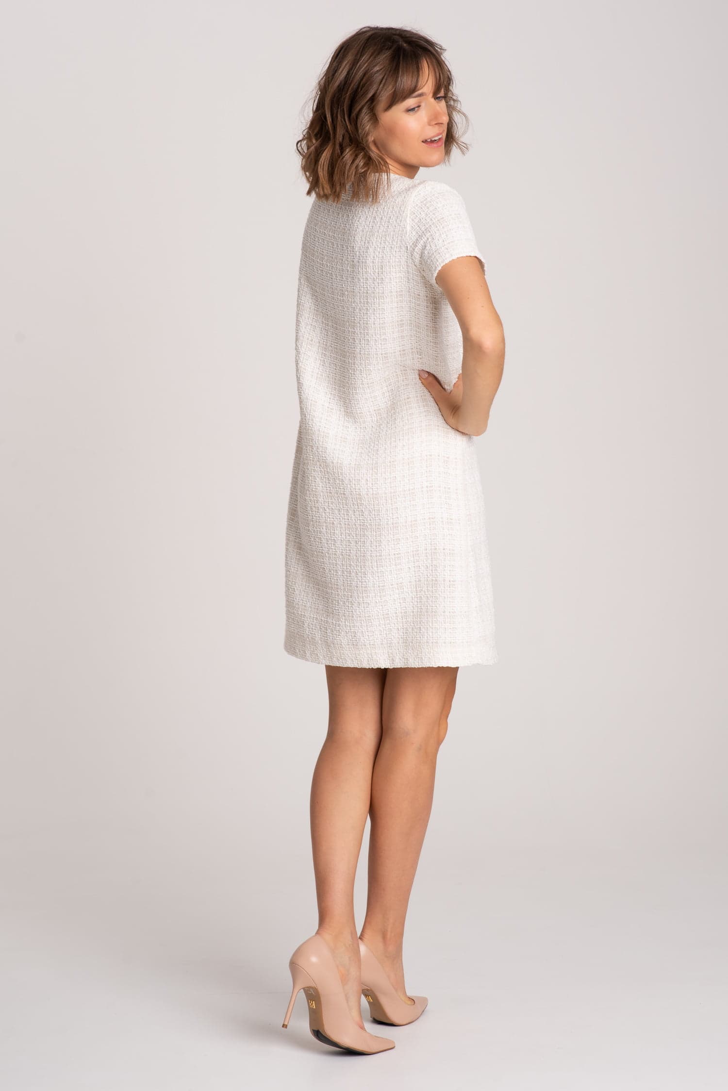 Klasyczna sukienka MINIMALISTKA – biała - zdjęcie 5