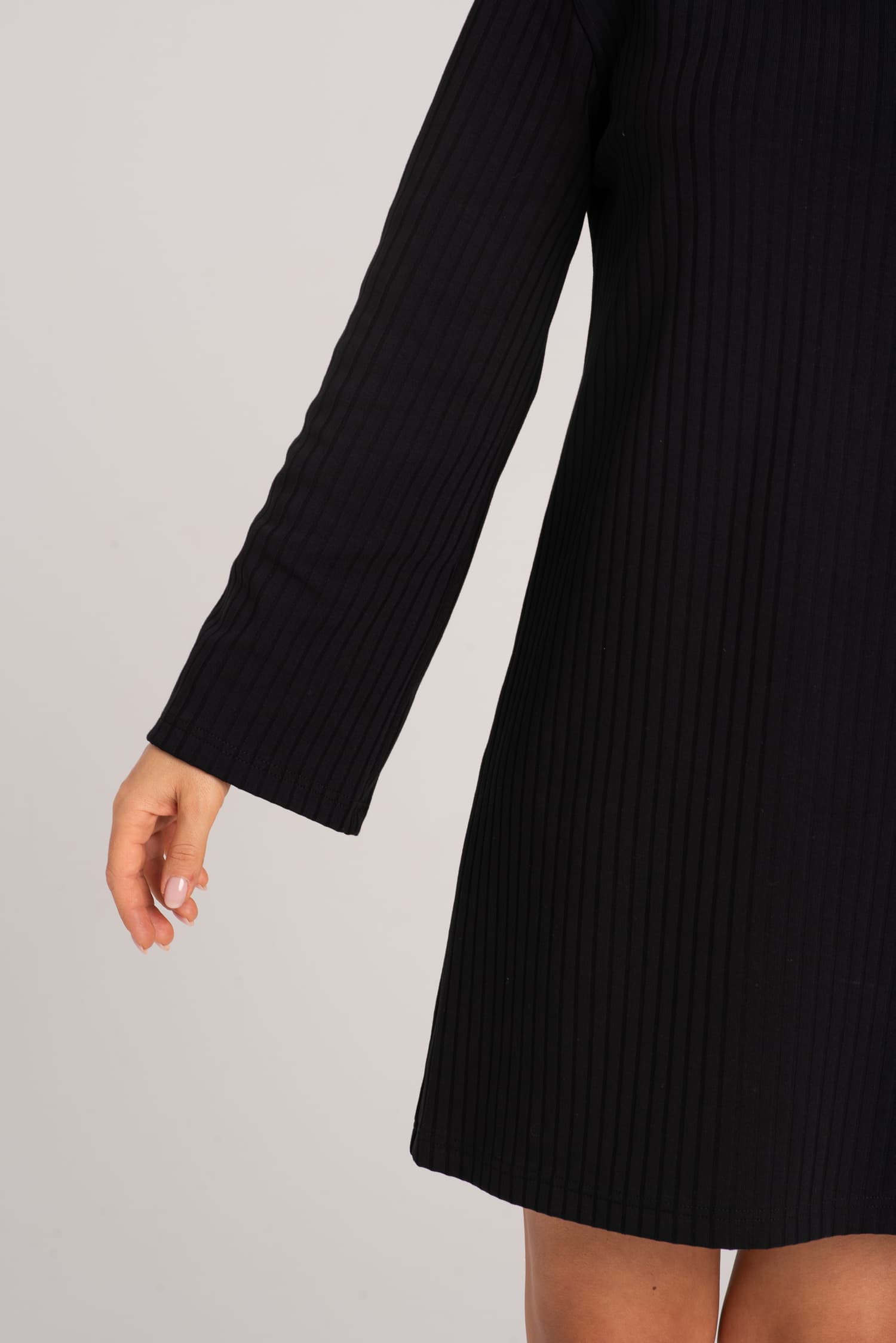 Czarna sukienka z prążkowanej dzianiny Ella - zdjęcie 4