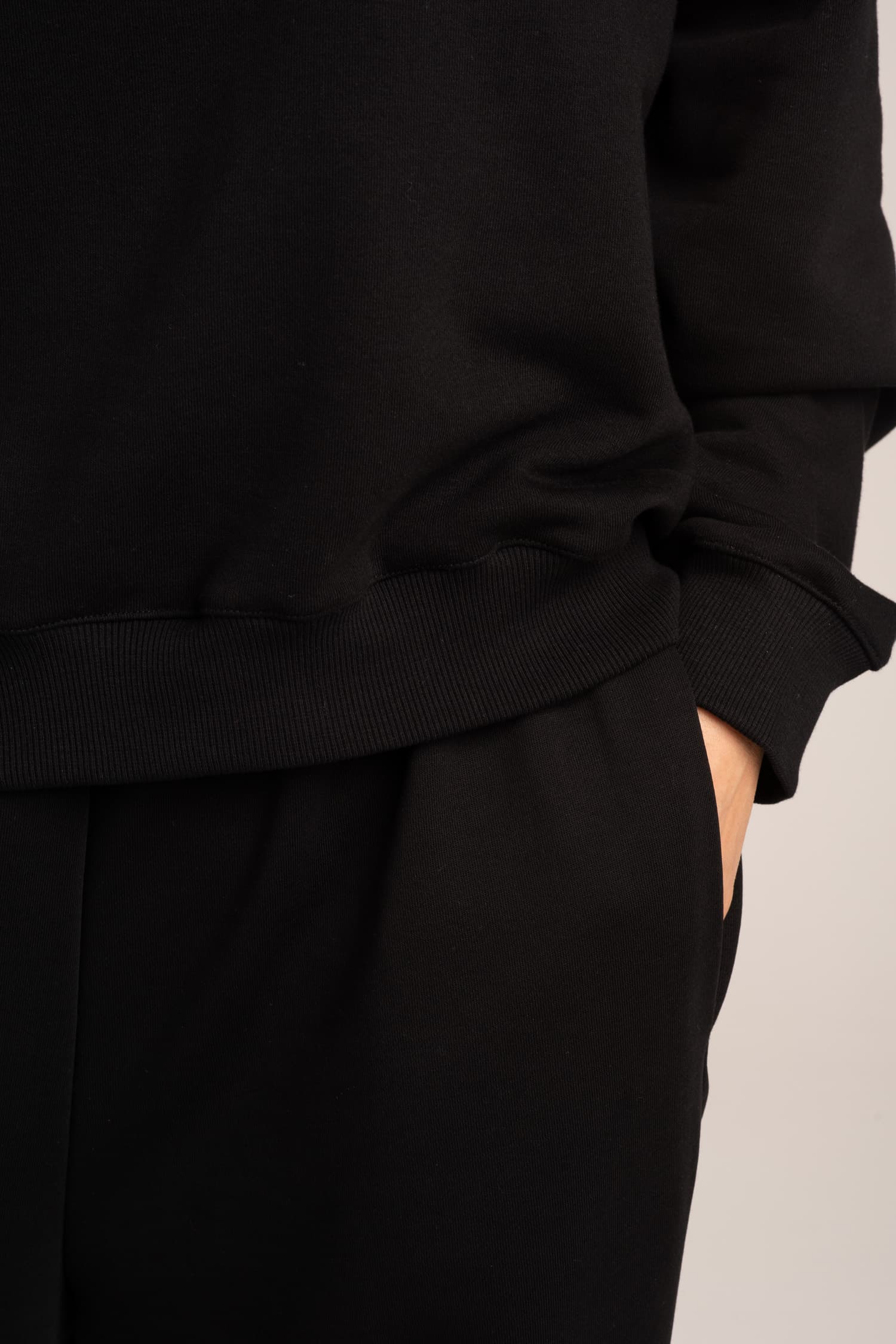 Czarne spodnie dresowe oversize Dalia - zdjęcie 9