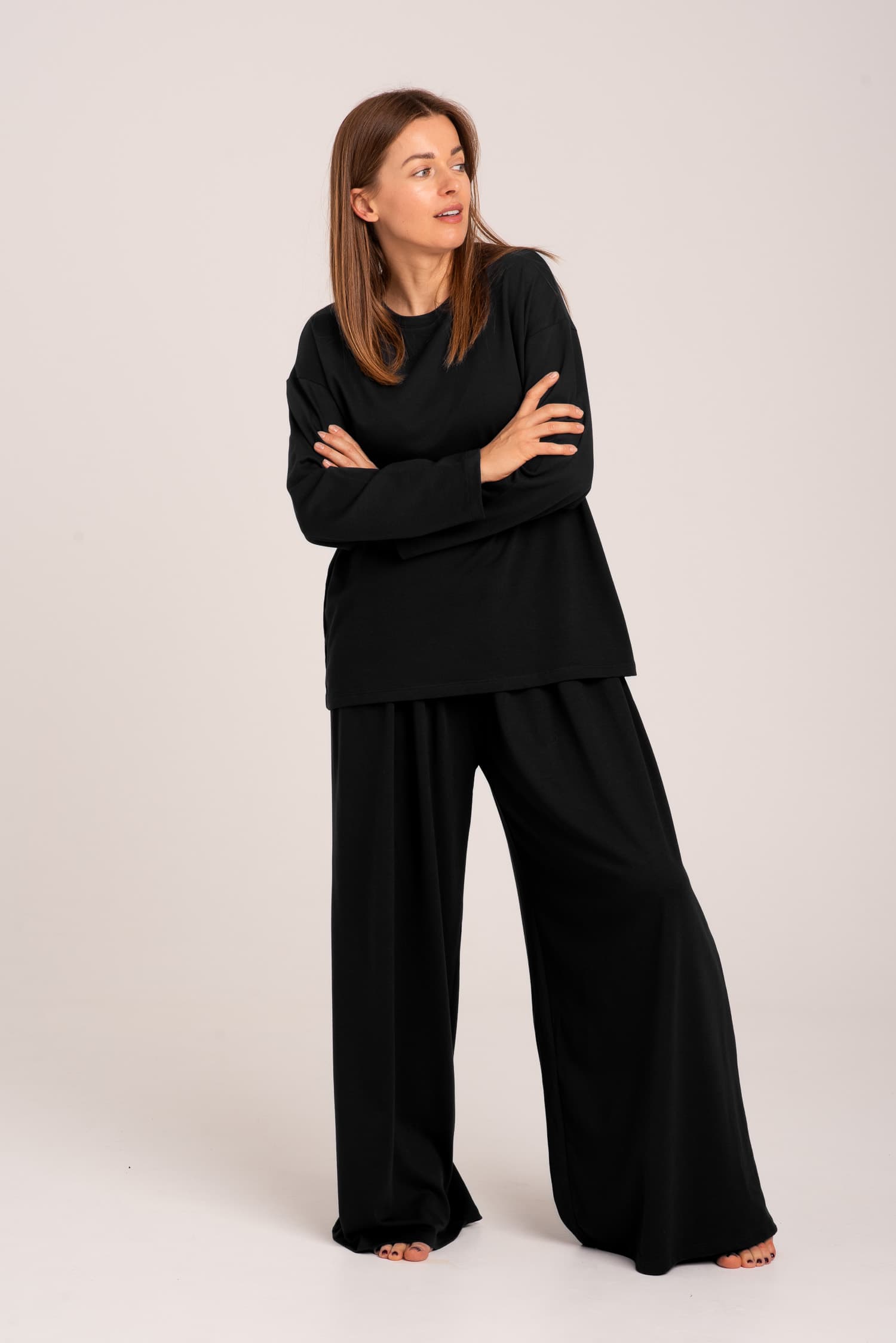Czarne szerokie spodnie z modalem NINA - widok 2