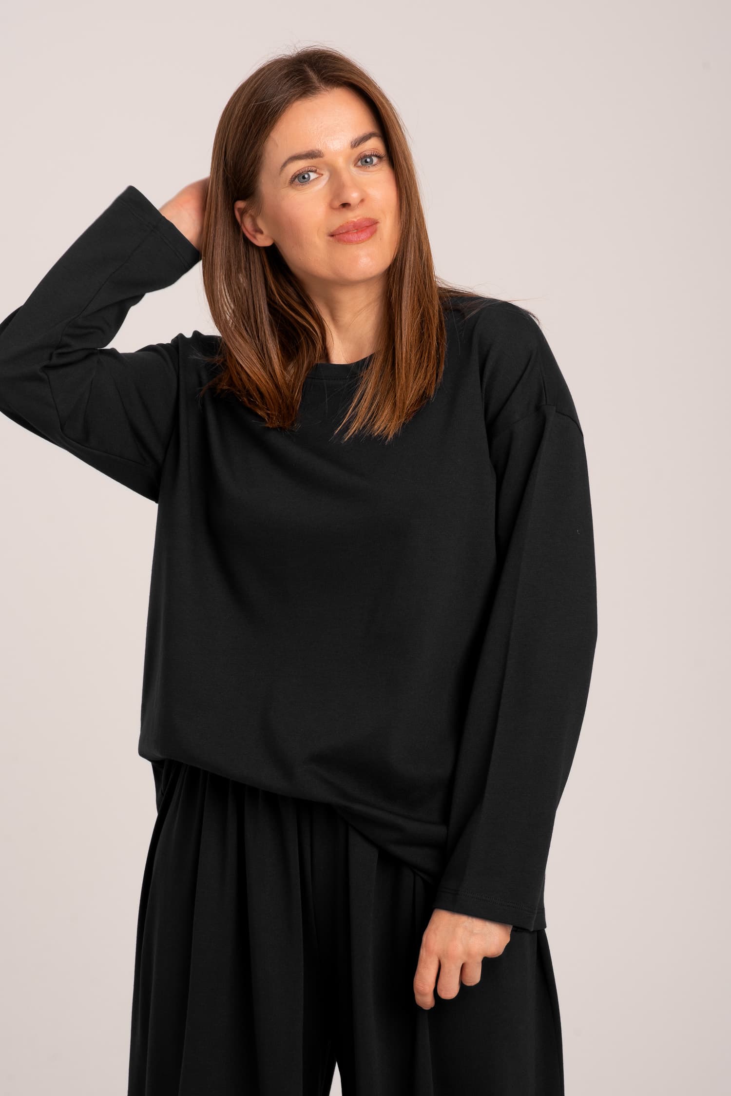 Czarne szerokie spodnie z modalem NINA - zdjęcie 5