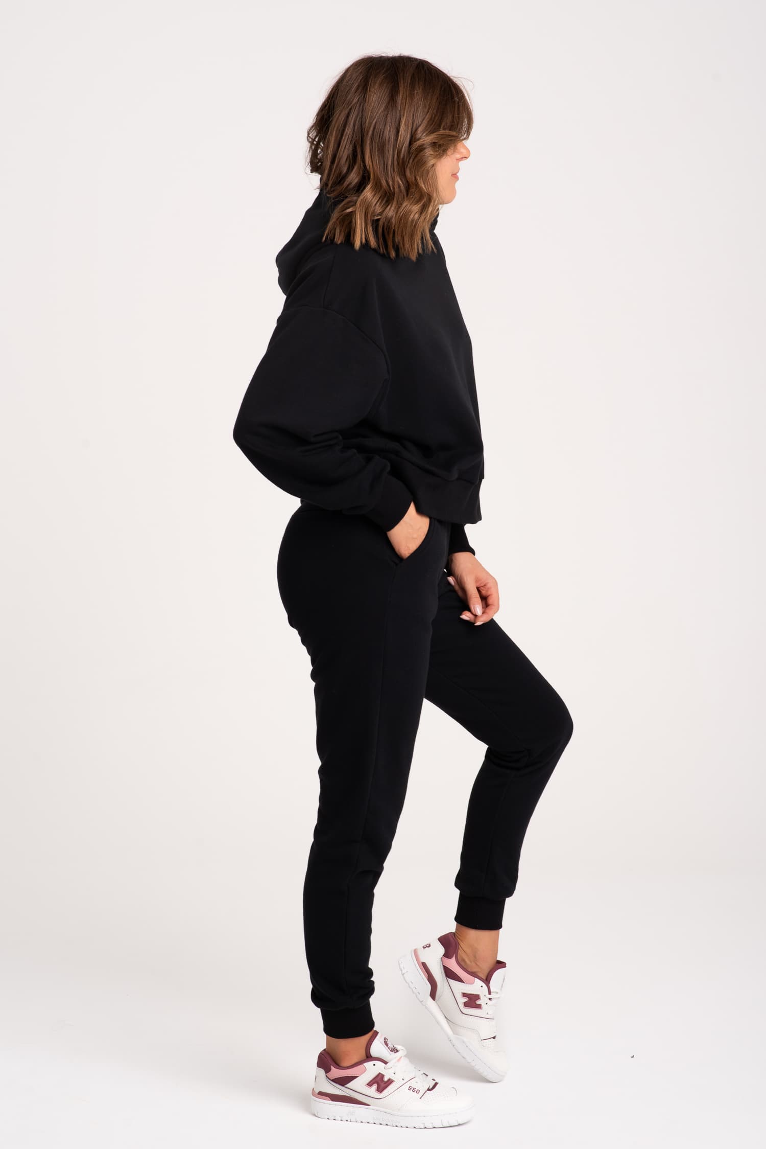 Komplet: czarne spodnie dresowe z wysokim stanem + bluza z kapturem - zdjęcie 3