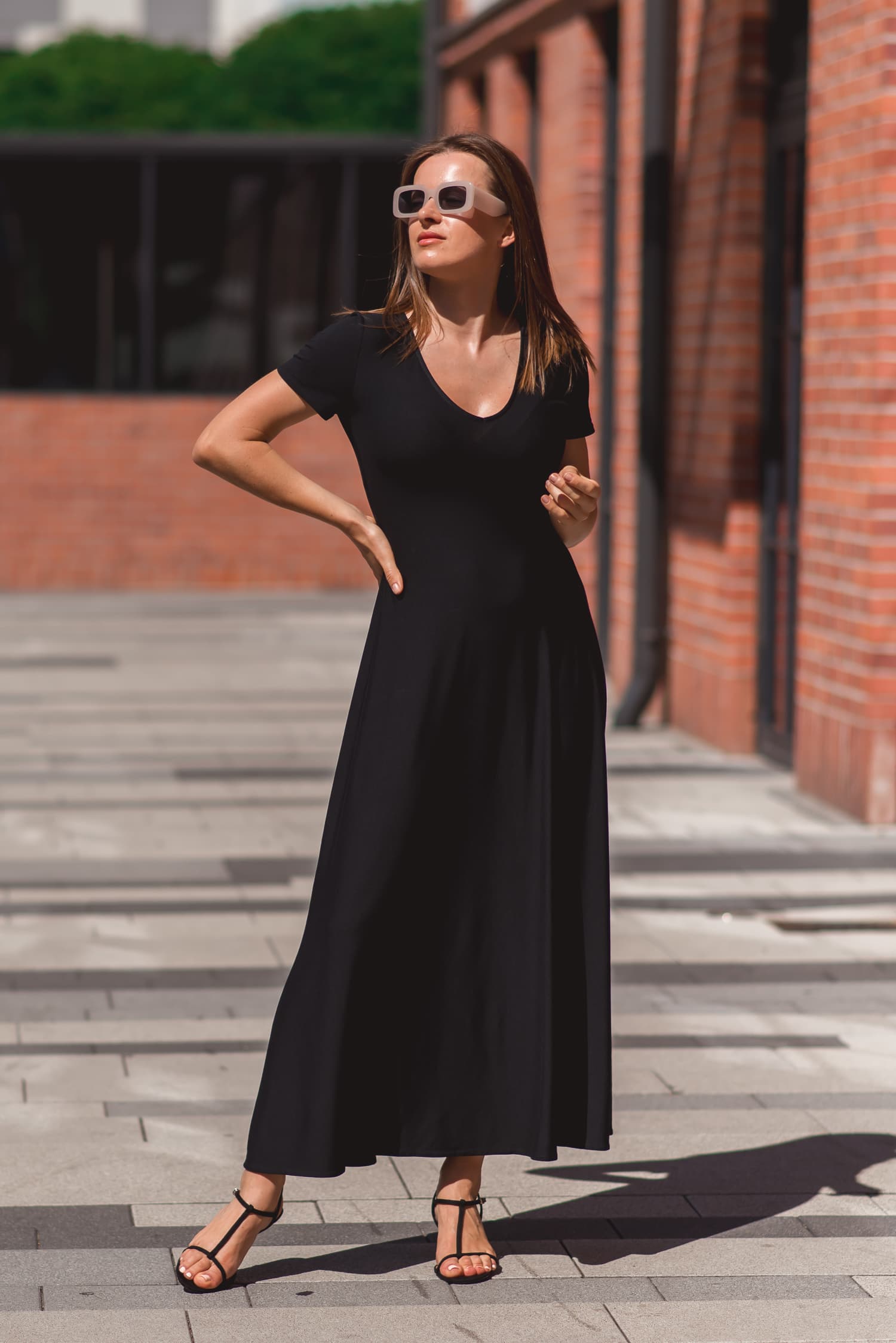 Czarna sukienka z krótkimi rękawami Antonia