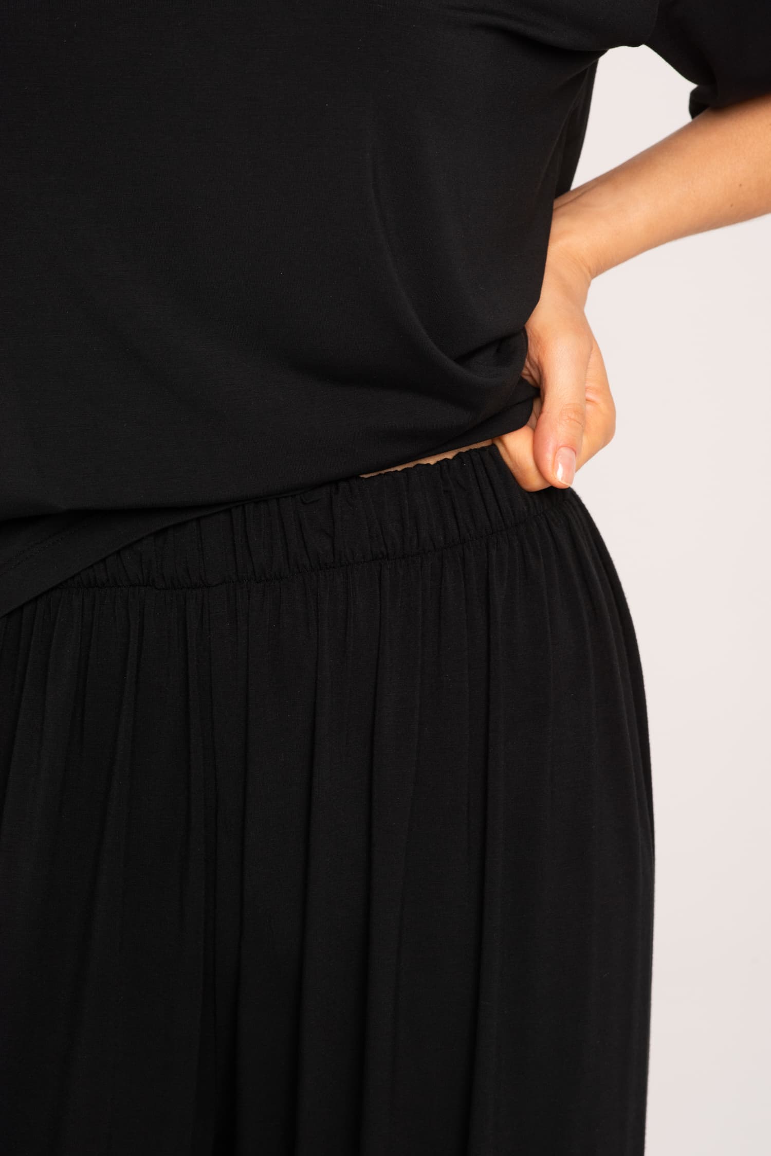 Czarne luźne spodnie bambusowe Nina - zdjęcie 5