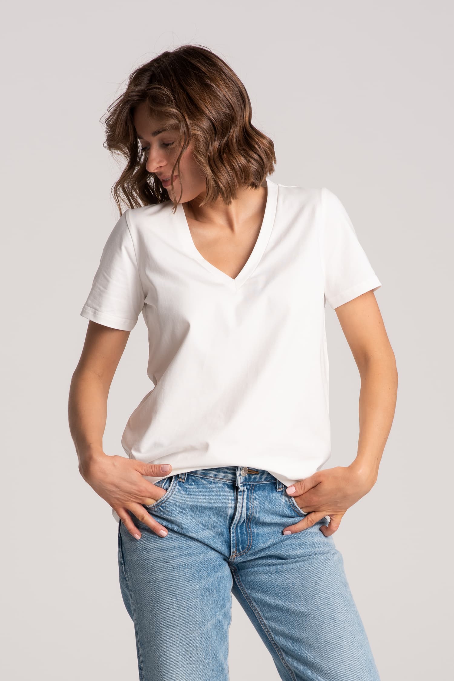 T-shirt BASIC V Biały - zdjęcie 2