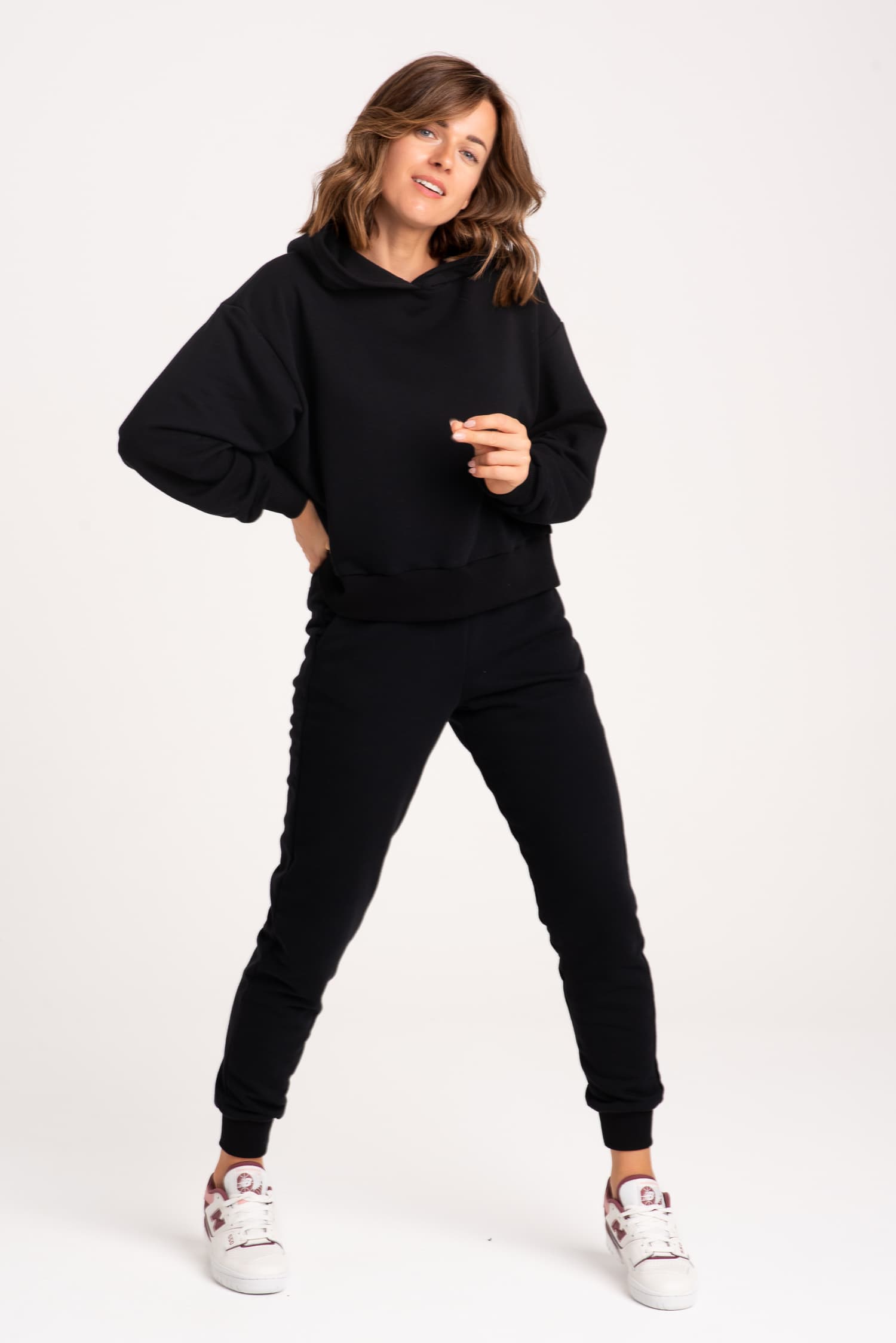 Komplet: czarne spodnie dresowe z wysokim stanem + bluza z kapturem - zdjęcie 8