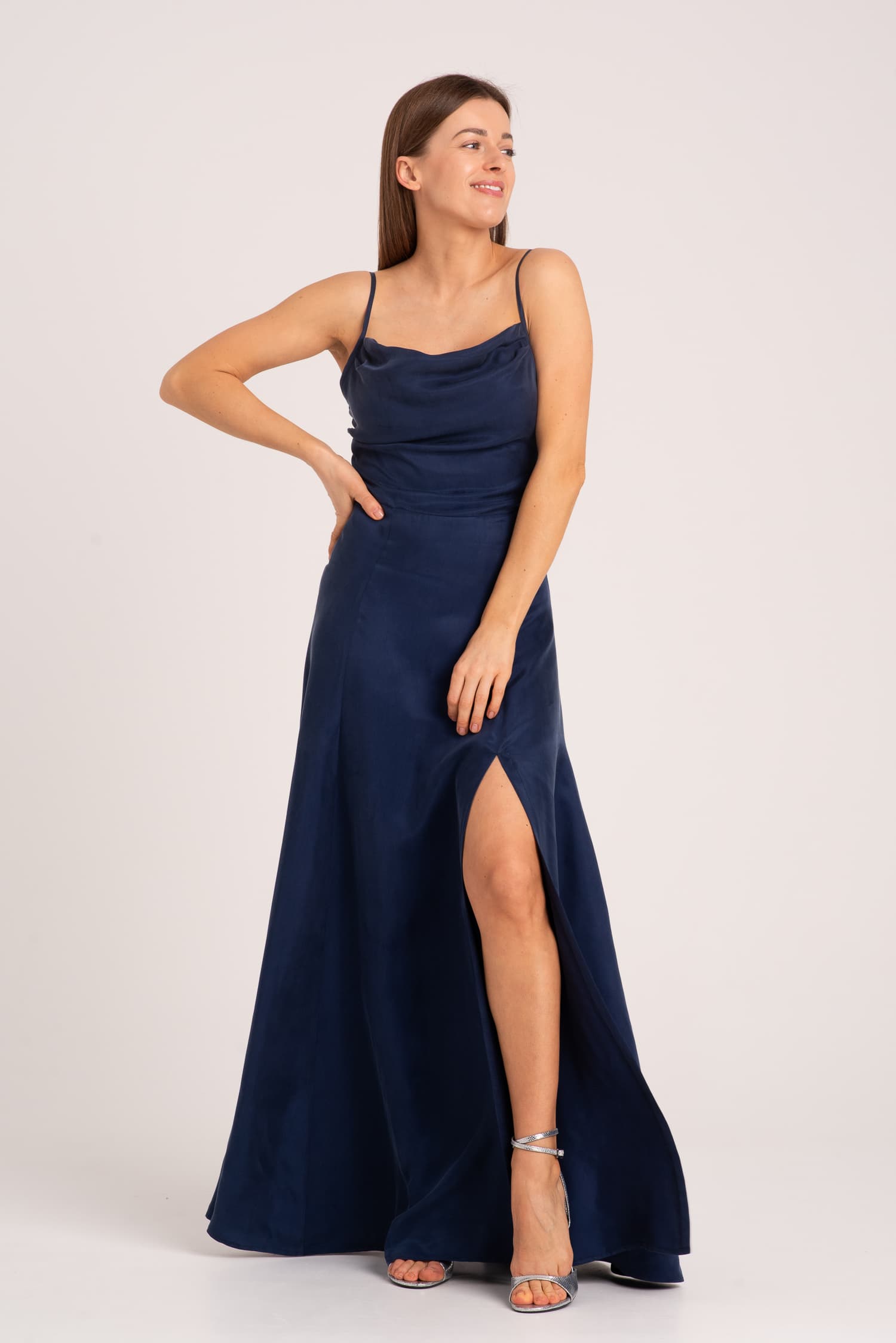 Długa granatowa sukienka z cupro na ramiączkach Natalie