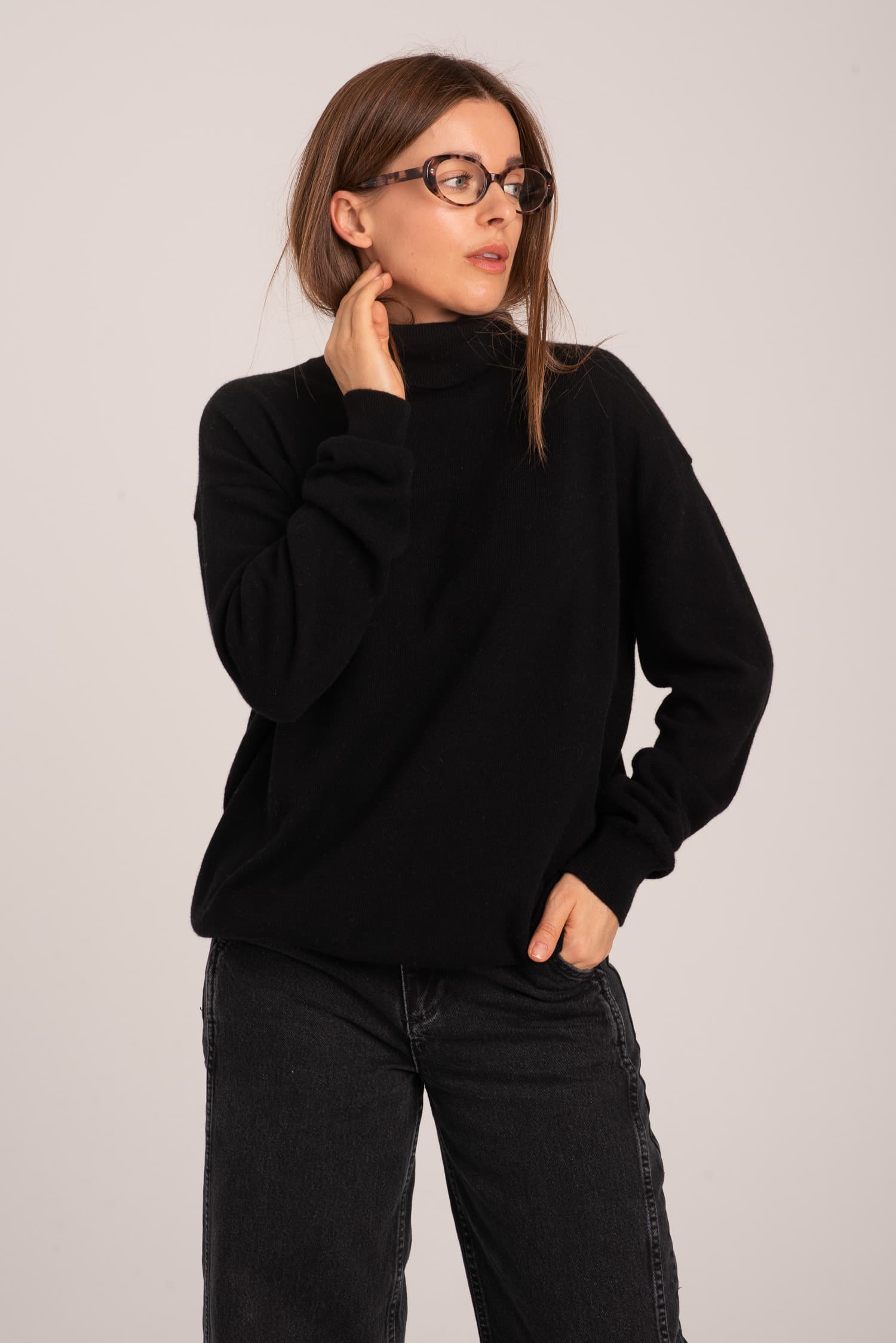 Czarny klasyczny golf damski Monica - zdjęcie 4