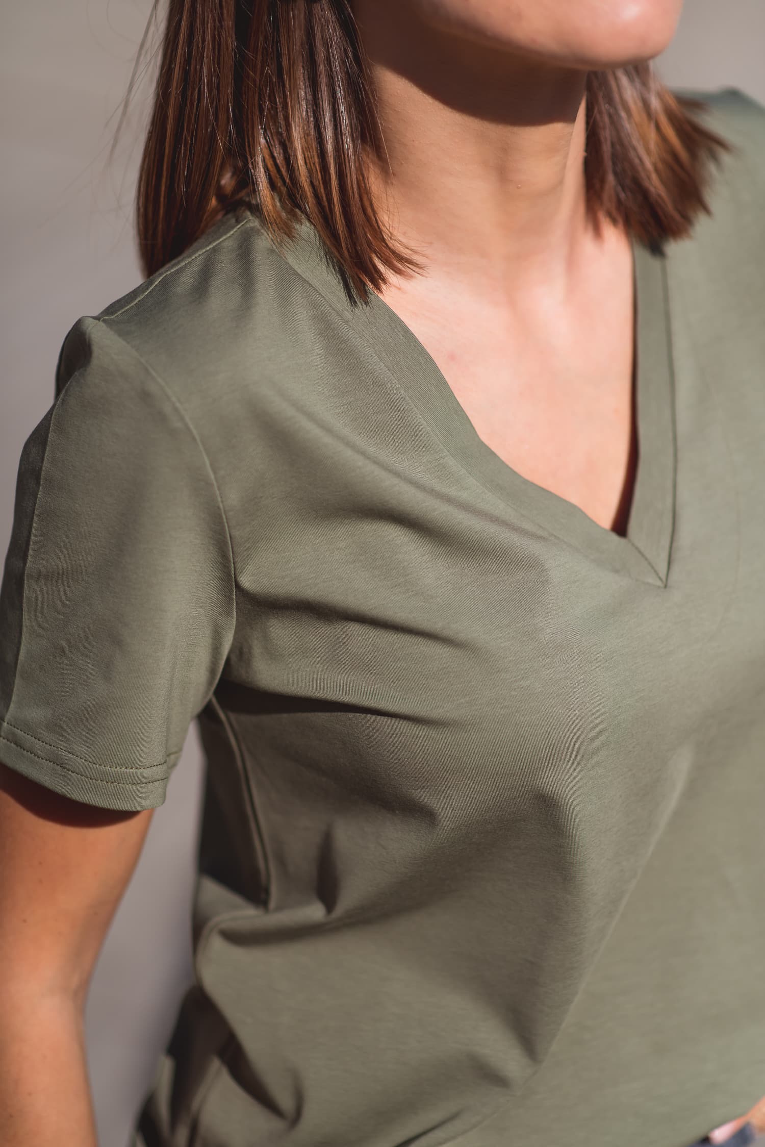 T-shirt BASIC V – khaki - zdjęcie 3