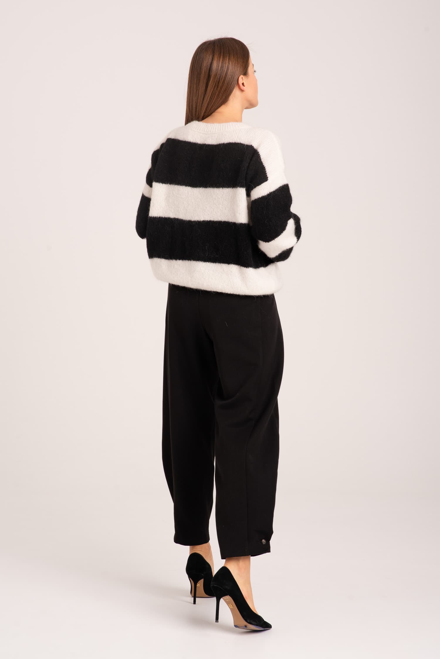 Czarno - biały sweter w pasy Sasha - zdjęcie 5