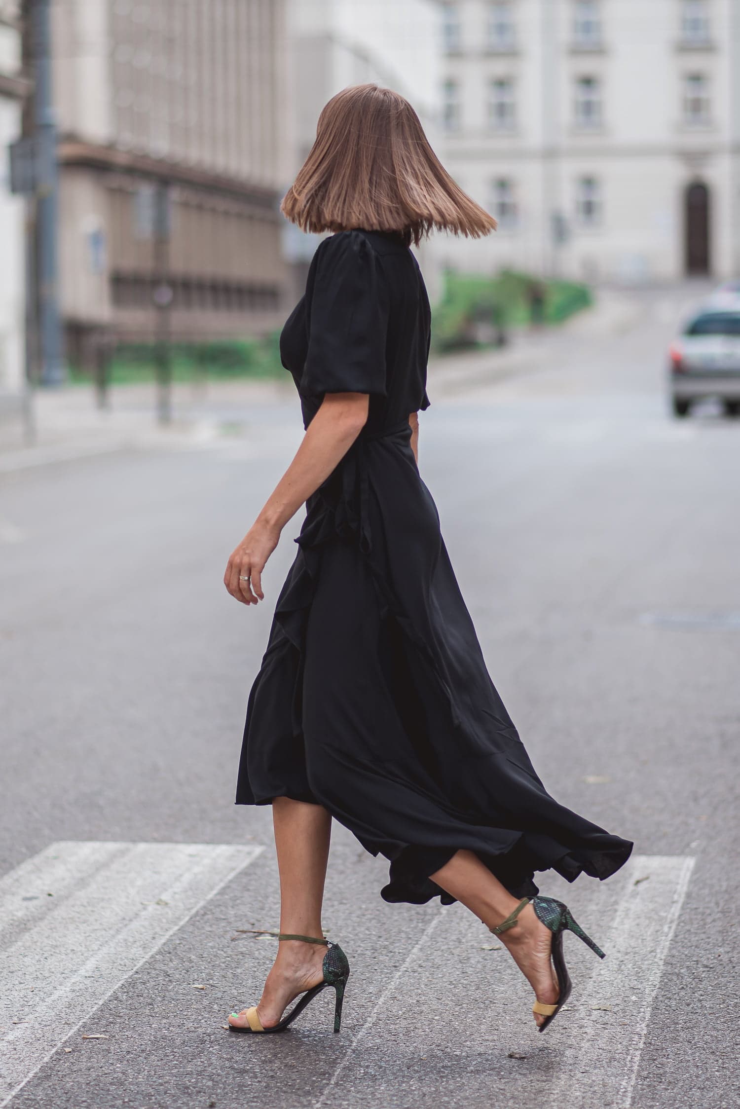 Sukienka kopertowa Kamili - czarna - zdjęcie 4