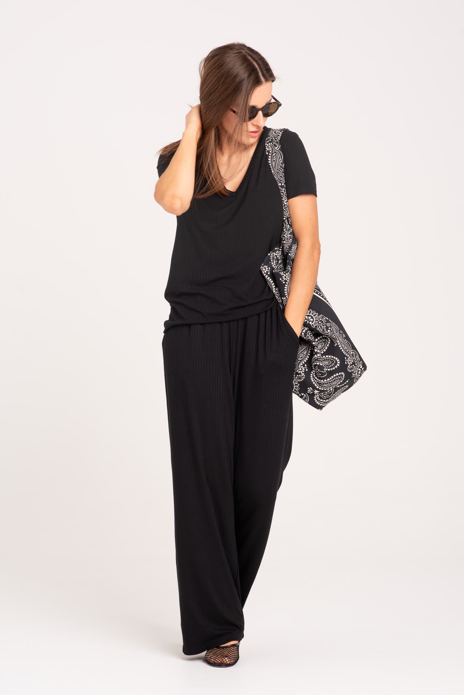 Czarne luźne spodnie z prążkowanej dzianiny Nita