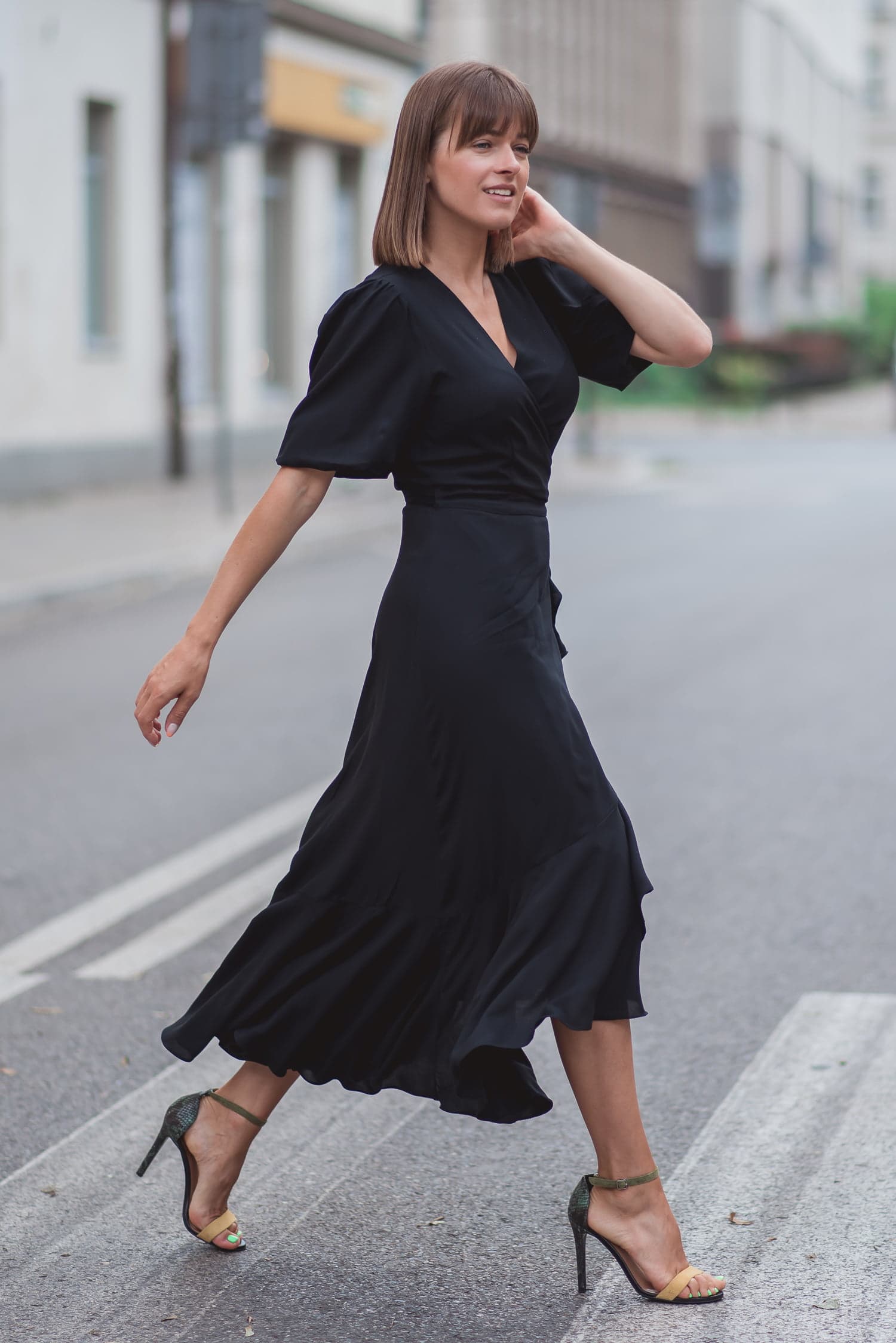 Sukienka kopertowa Kamili - czarna - zdjęcie 3