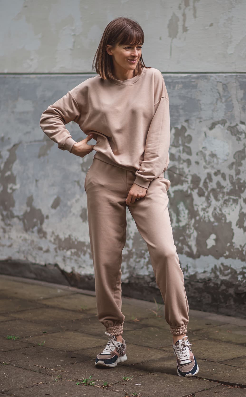 Dresy damskie: bluza + spodnie – beż - zdjęcie 1