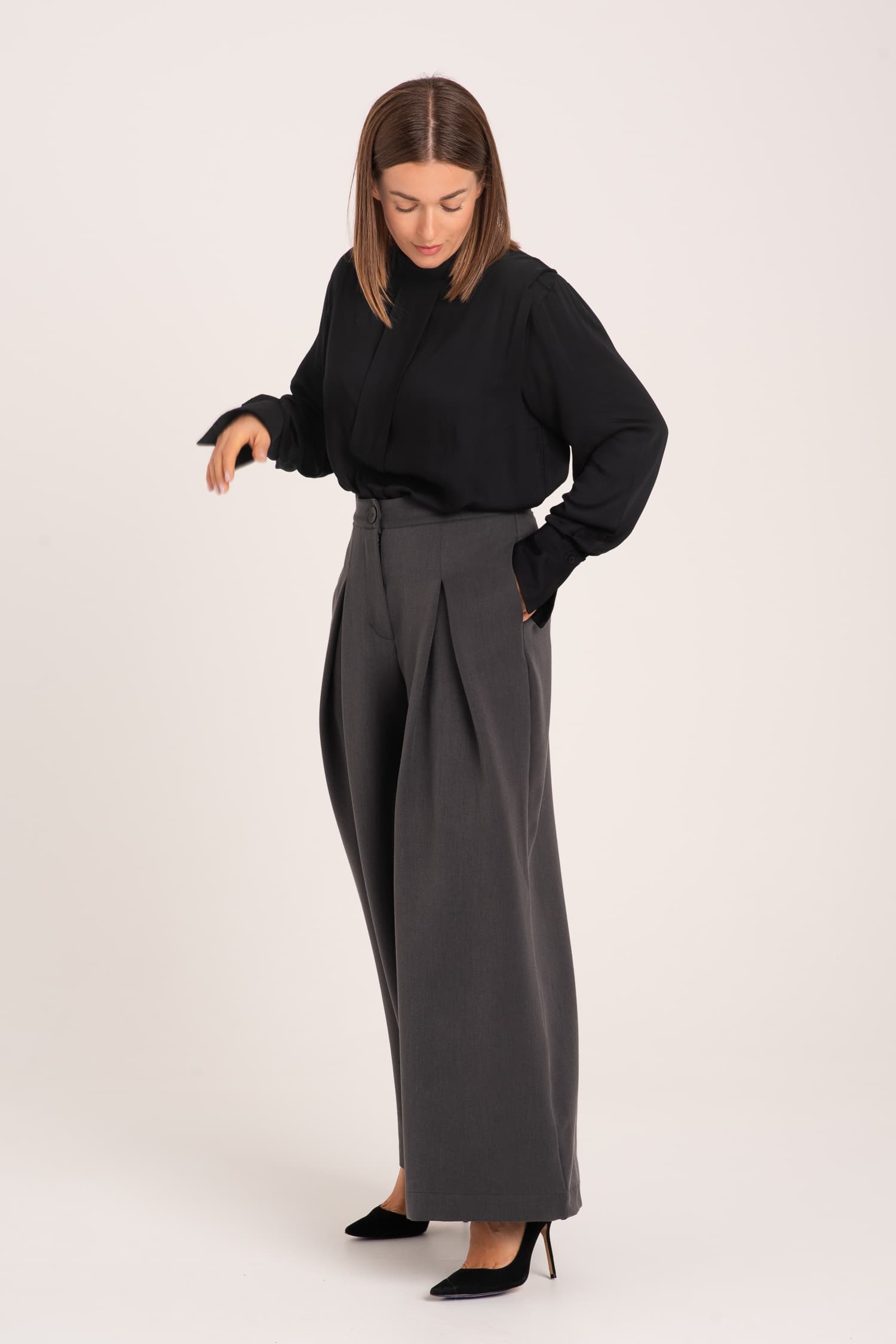 Grafitowe spodnie z zakładkami Victoria - widok 2