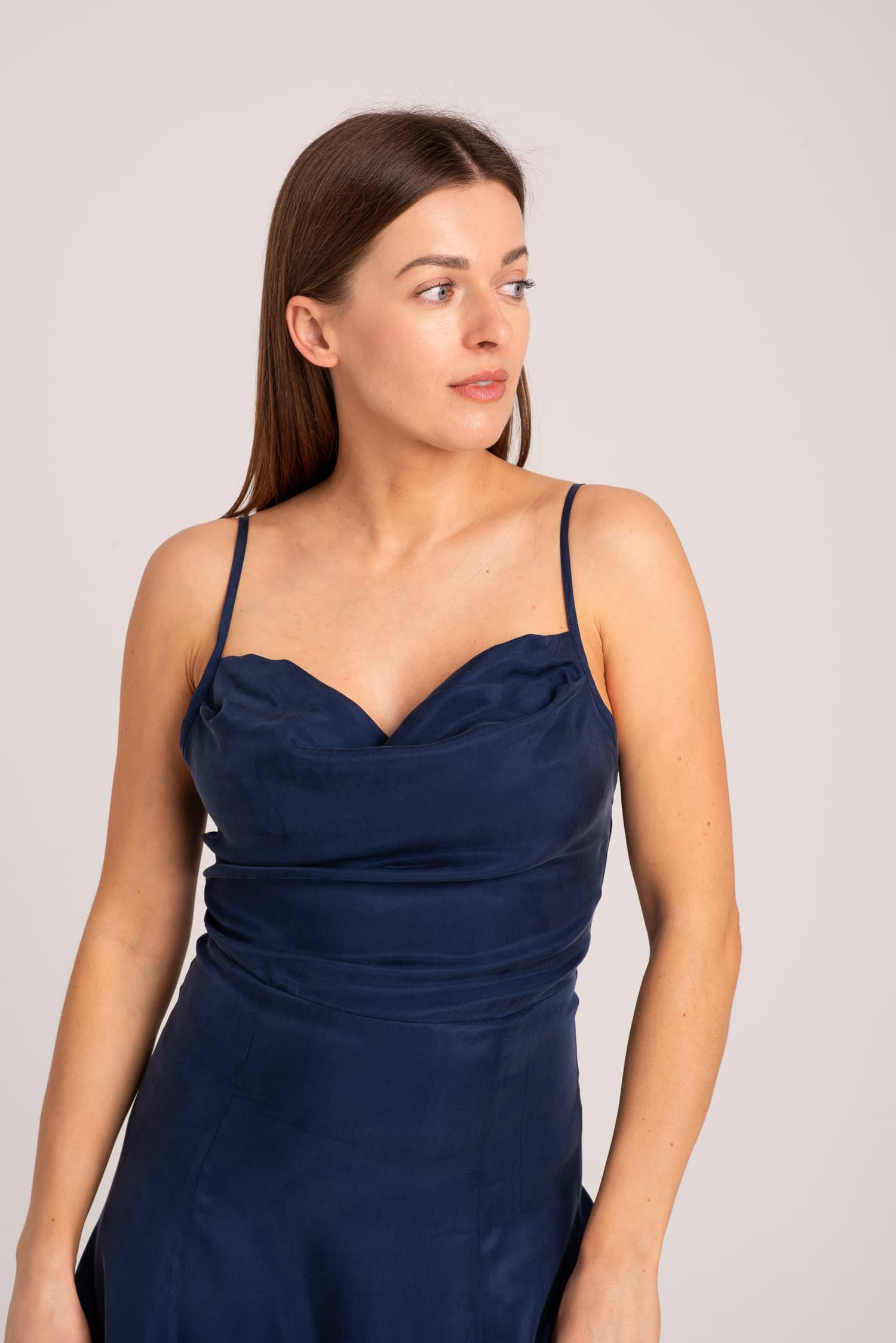 Długa granatowa sukienka z cupro na ramiączkach Natalie - zdjęcie 3