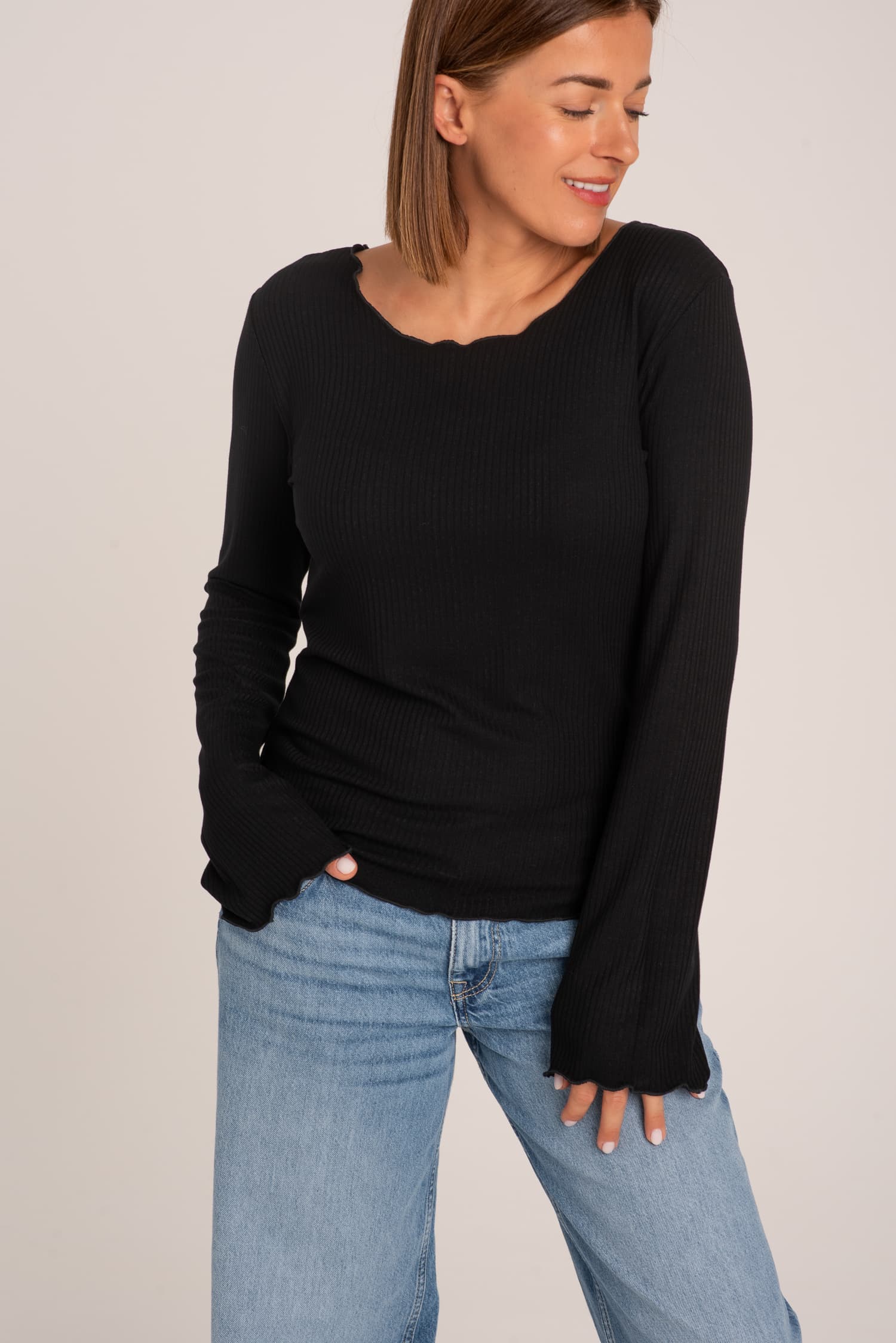 Czarny longsleeve Julie z prążkowanej dzianiny - zdjęcie 4