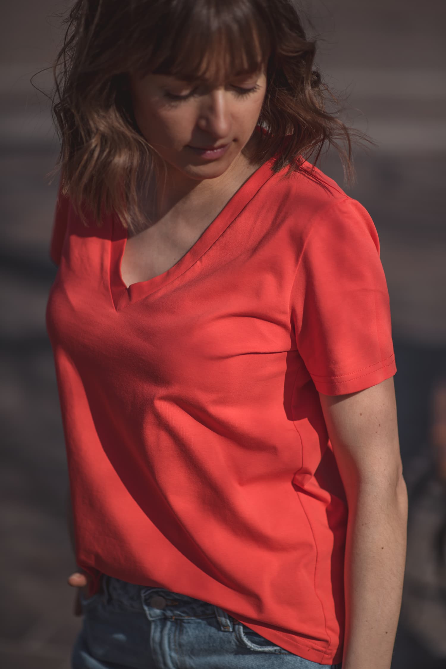 T-shirt BASIC V - koralowy - zdjęcie 5