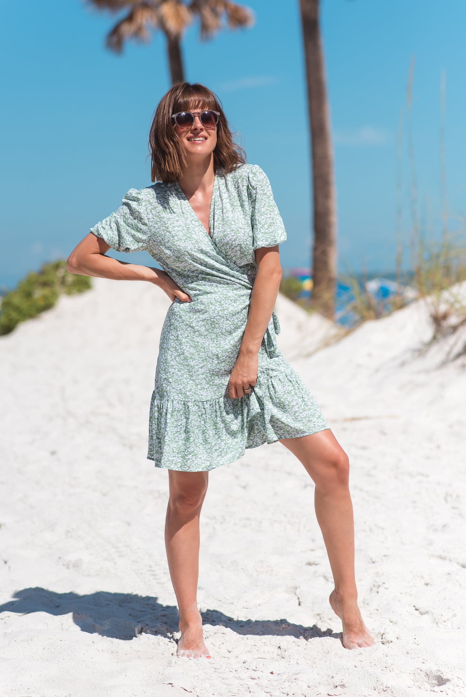 Sukienka kopertowa LOVE lato – kwiaty na zielonym - zdjęcie 4