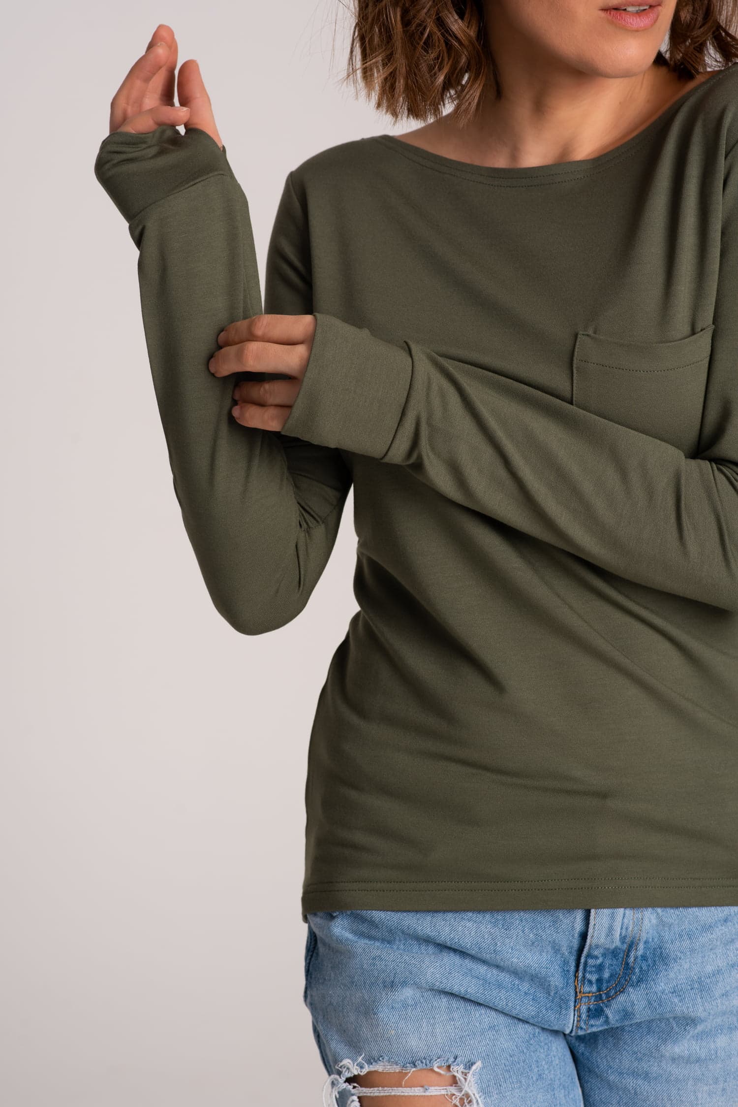 Longsleeve z kieszonką BASIC – khaki - zdjęcie 4