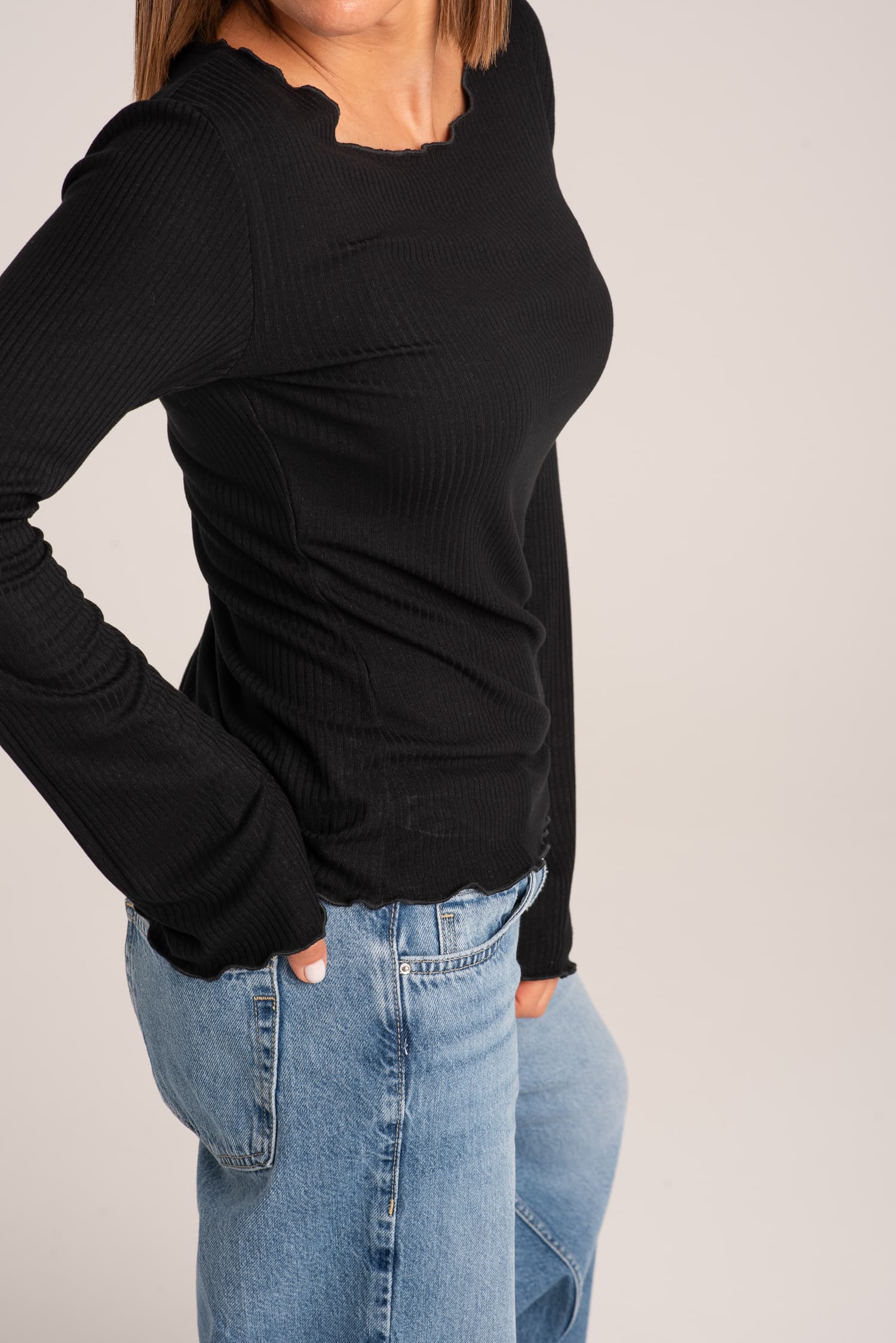 Czarny longsleeve Julie z prążkowanej dzianiny - zdjęcie 7