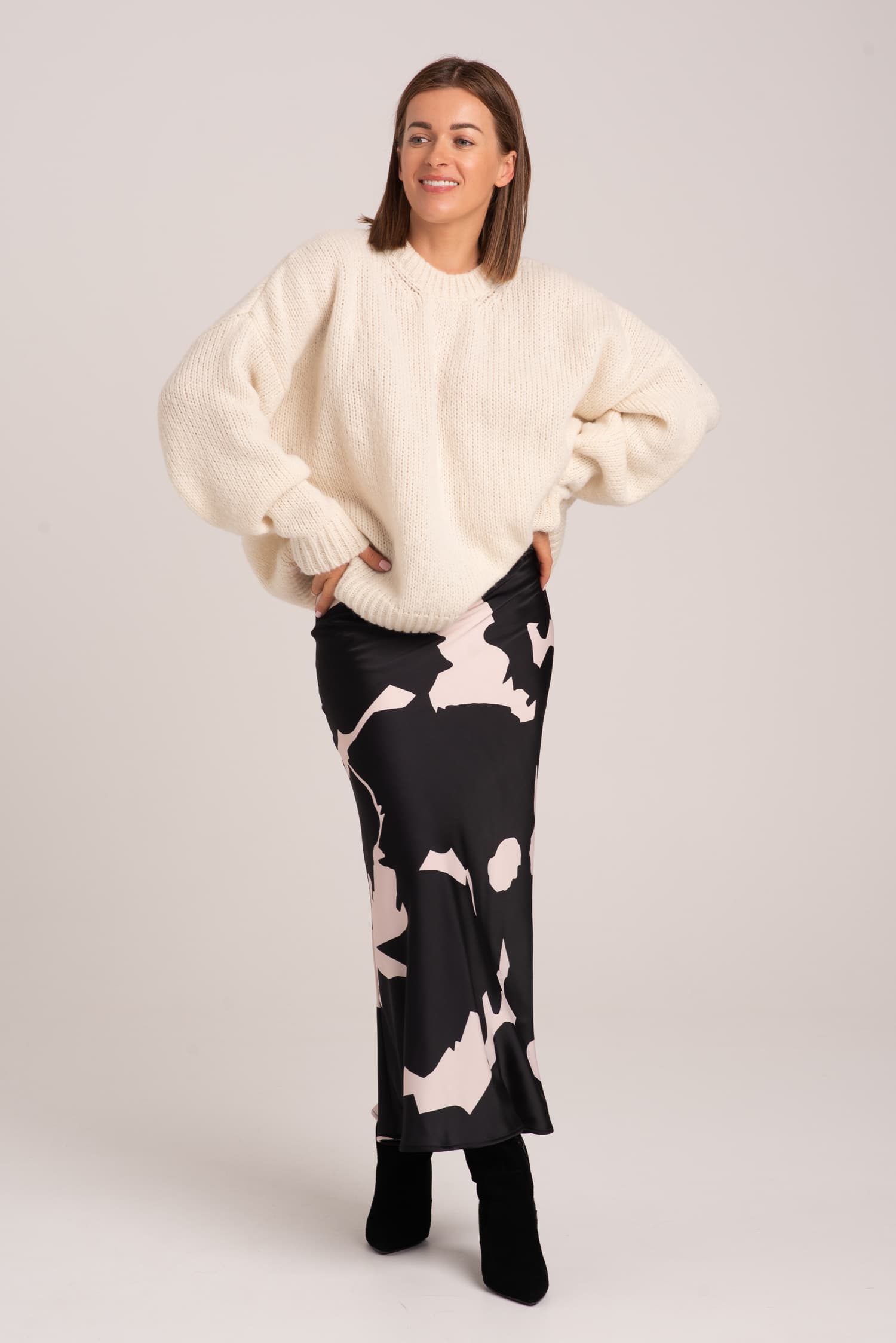 Czarna satynowa spódnica Violet - widok 2