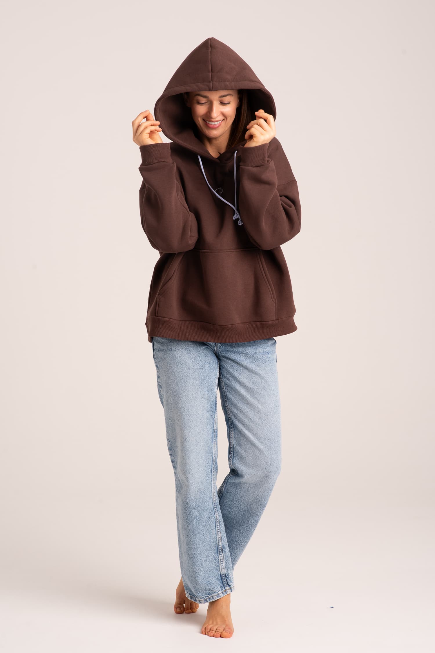 Brązowa bluza dresowa z kapturem LOU - widok 2