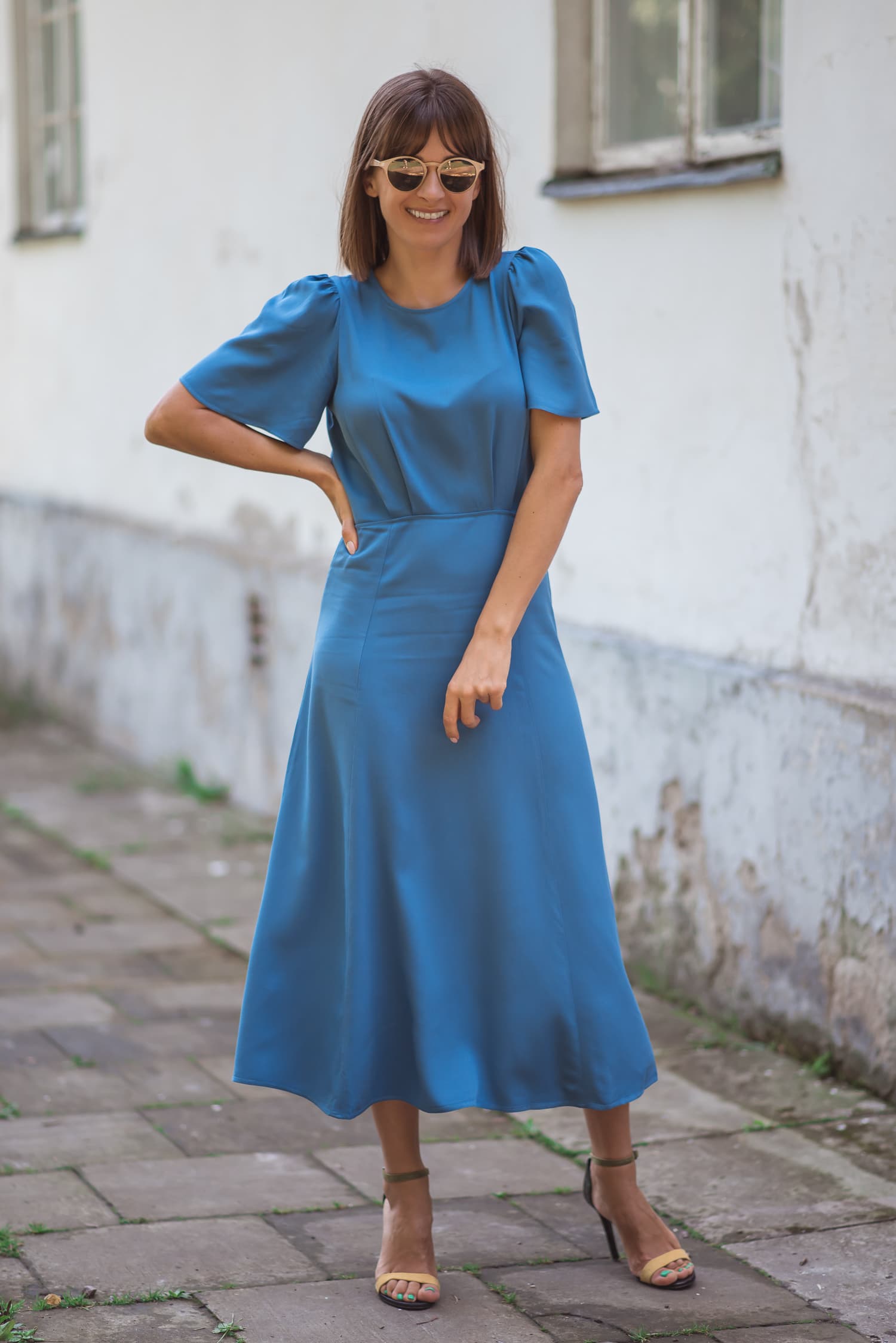 Sukienka z odkrytymi plecami SUMMER – niebieska