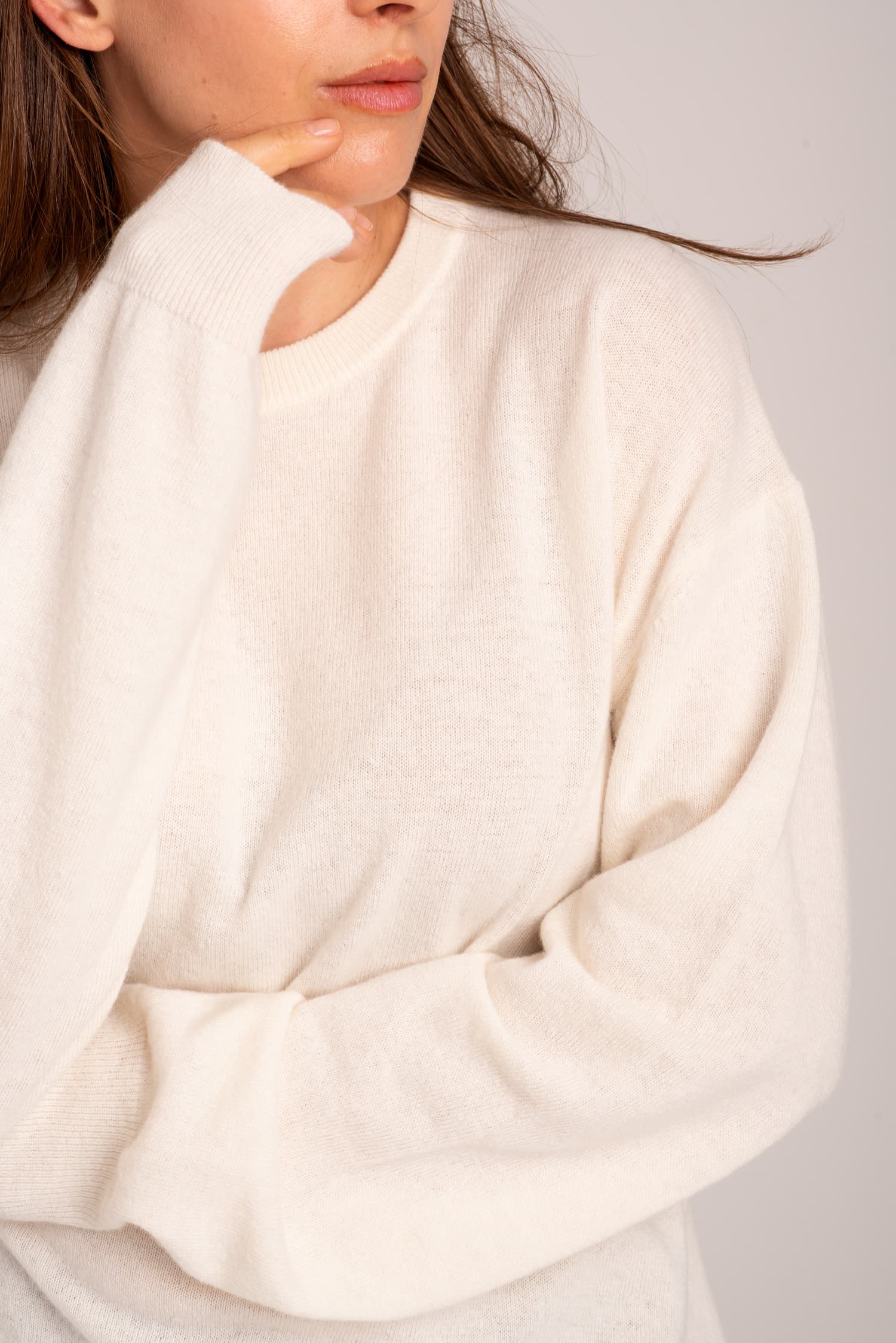 Kremowy klasyczny sweter damski Agatha - widok 2