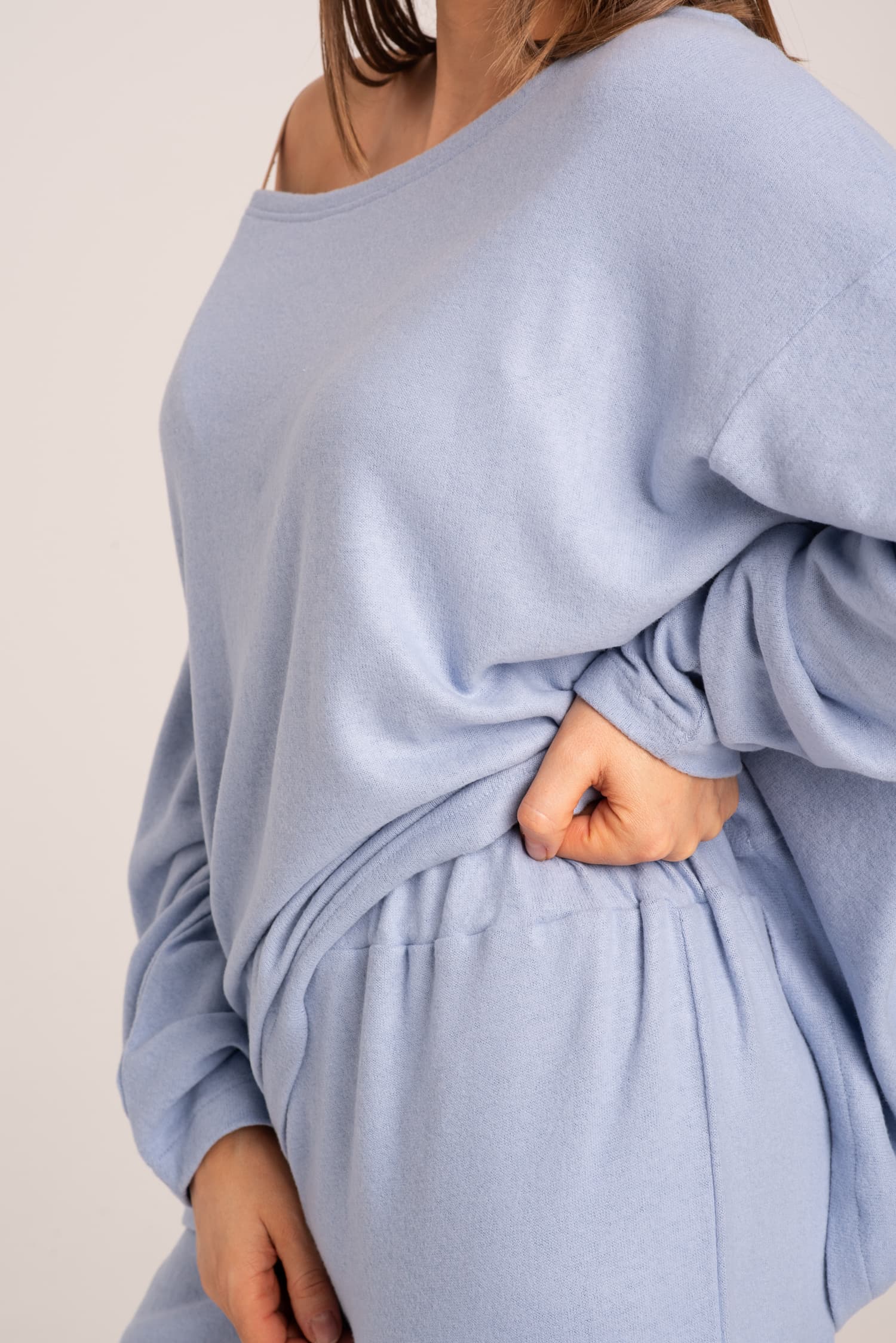 Błękitne luźne spodnie z szerokimi nogawkami Clara - zdjęcie 4