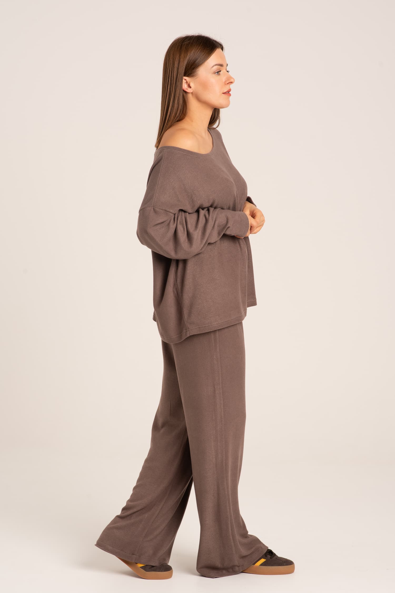 Brązowe luźne spodnie z szerokimi nogawkami Clara - widok 2