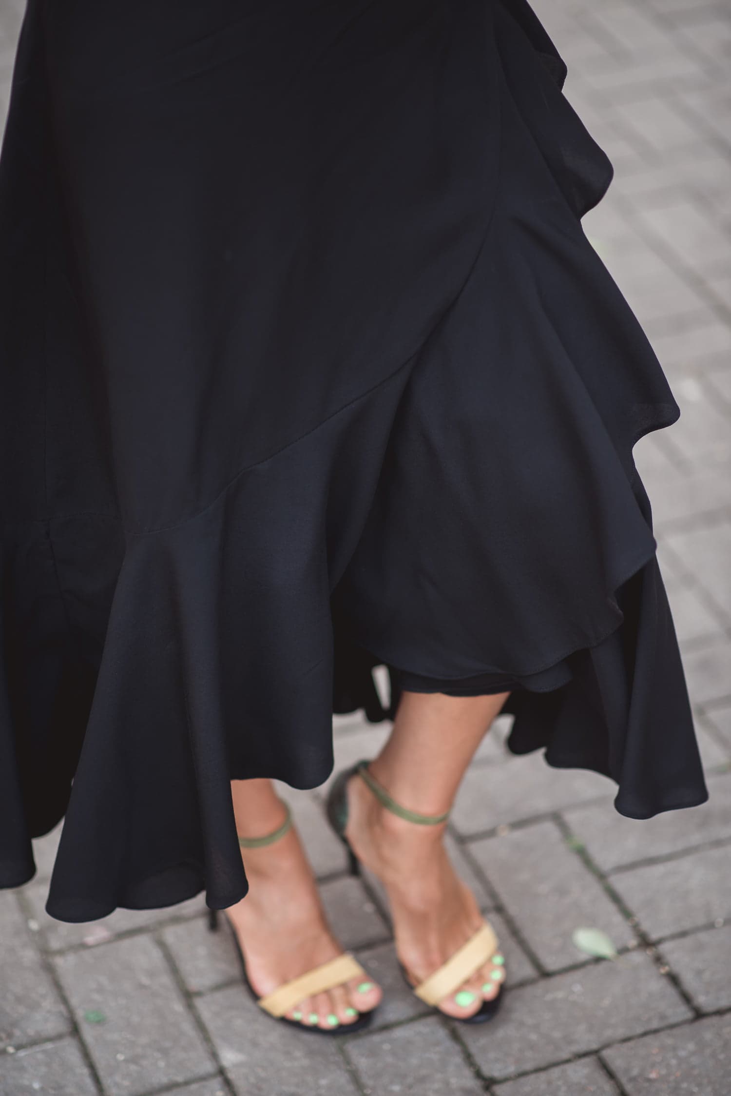 Sukienka kopertowa Kamili - czarna - zdjęcie 6