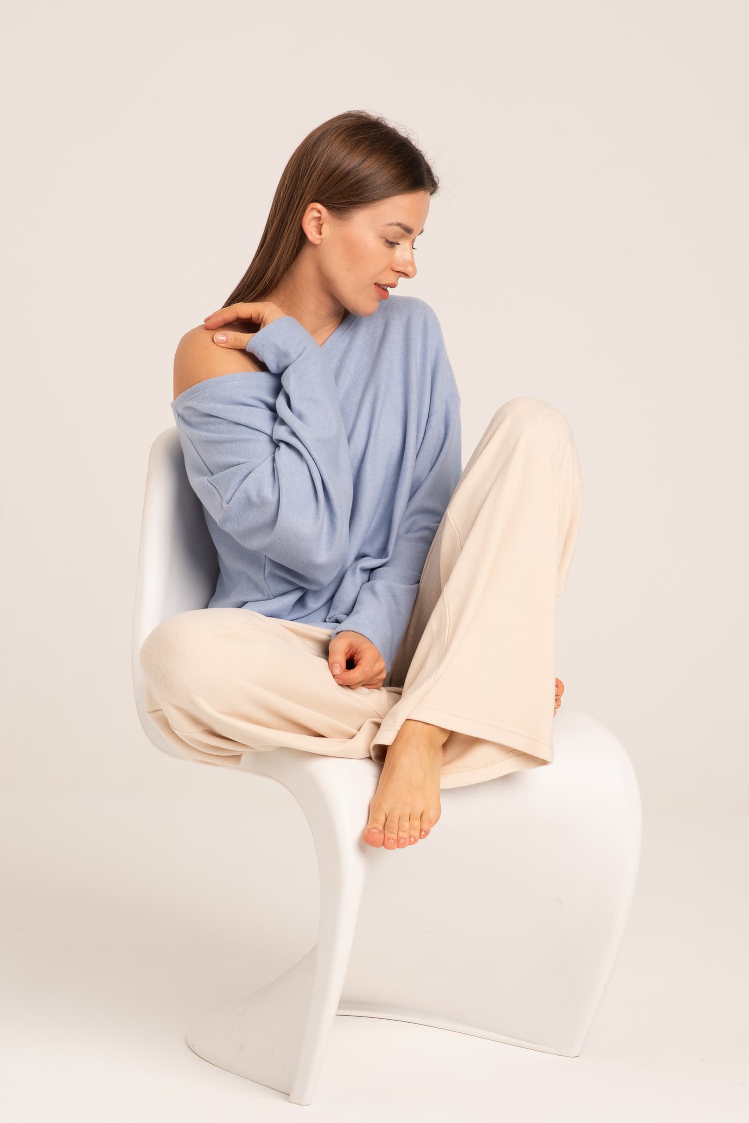 Kremowe luźne spodnie z szerokimi nogawkami Clara - widok 2