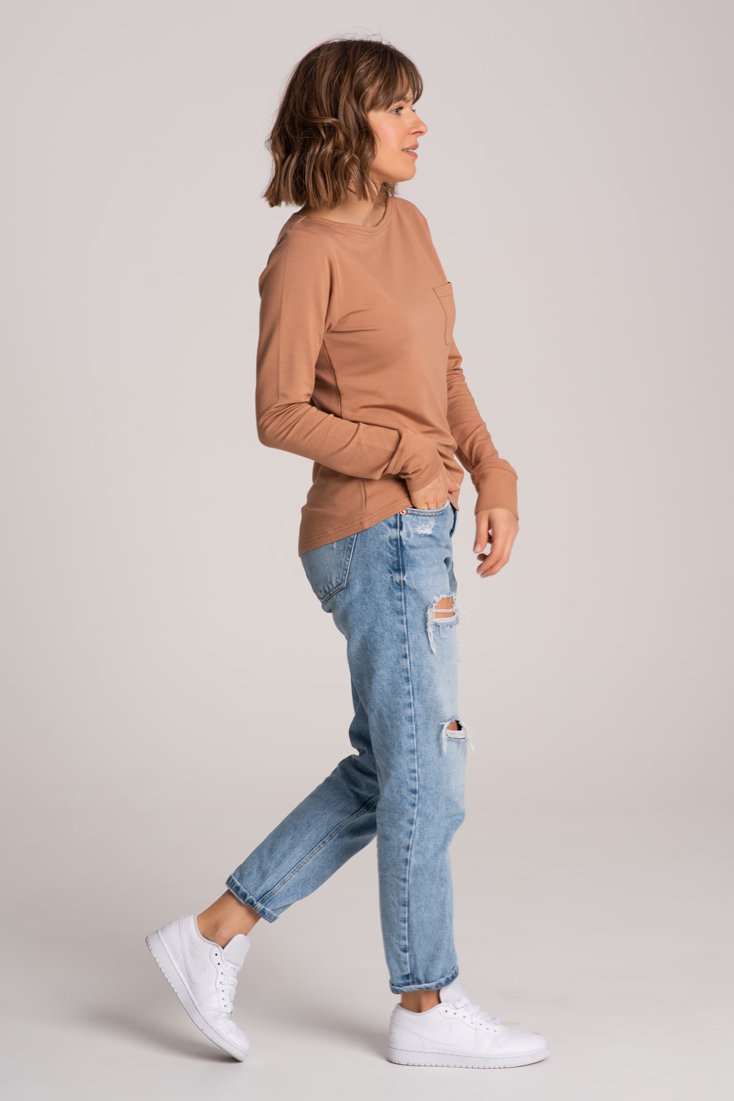 Longsleeve z kieszonką BASIC – camel - zdjęcie 3