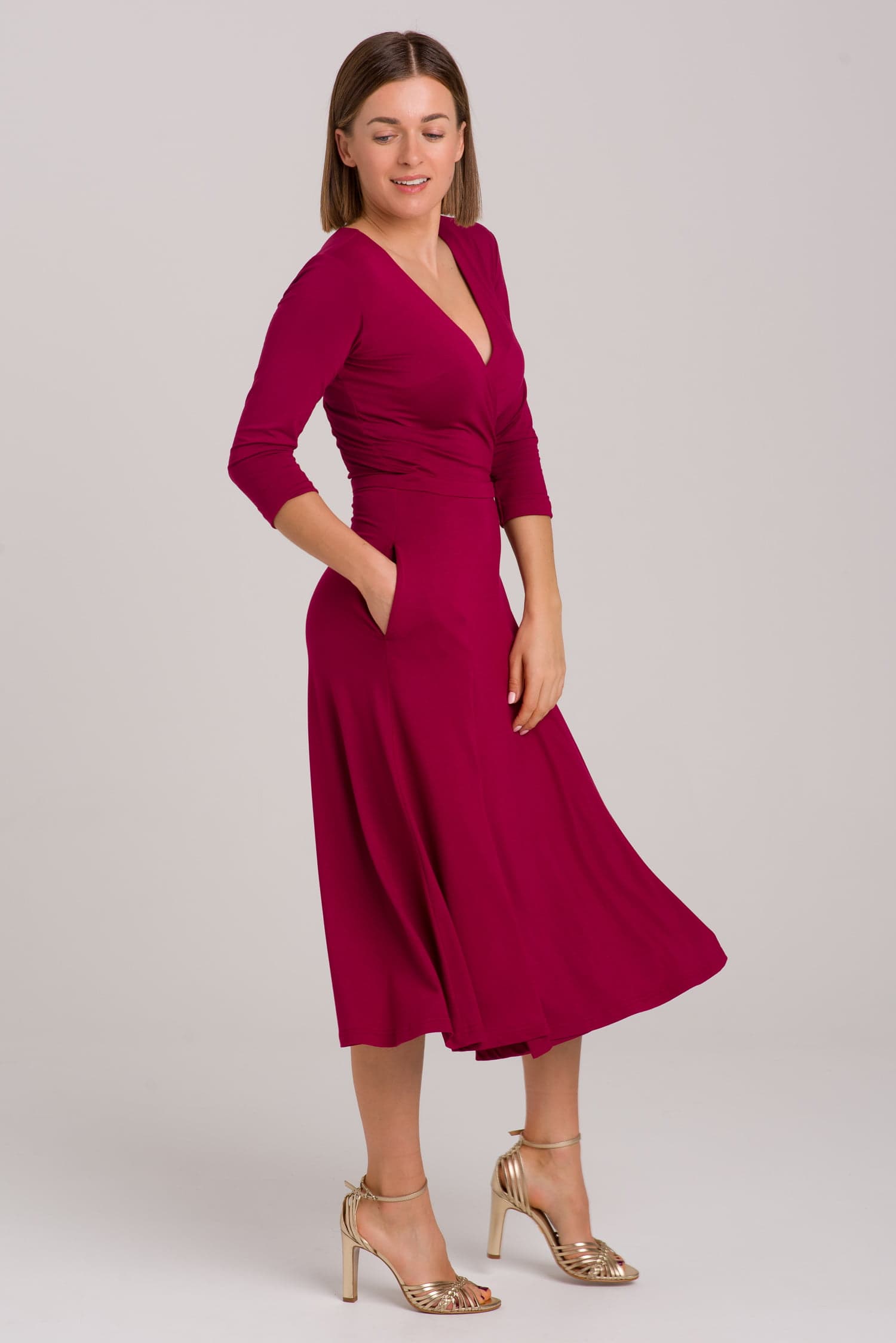 Bordowa sukienka kopertowa z modalu Red - widok 2