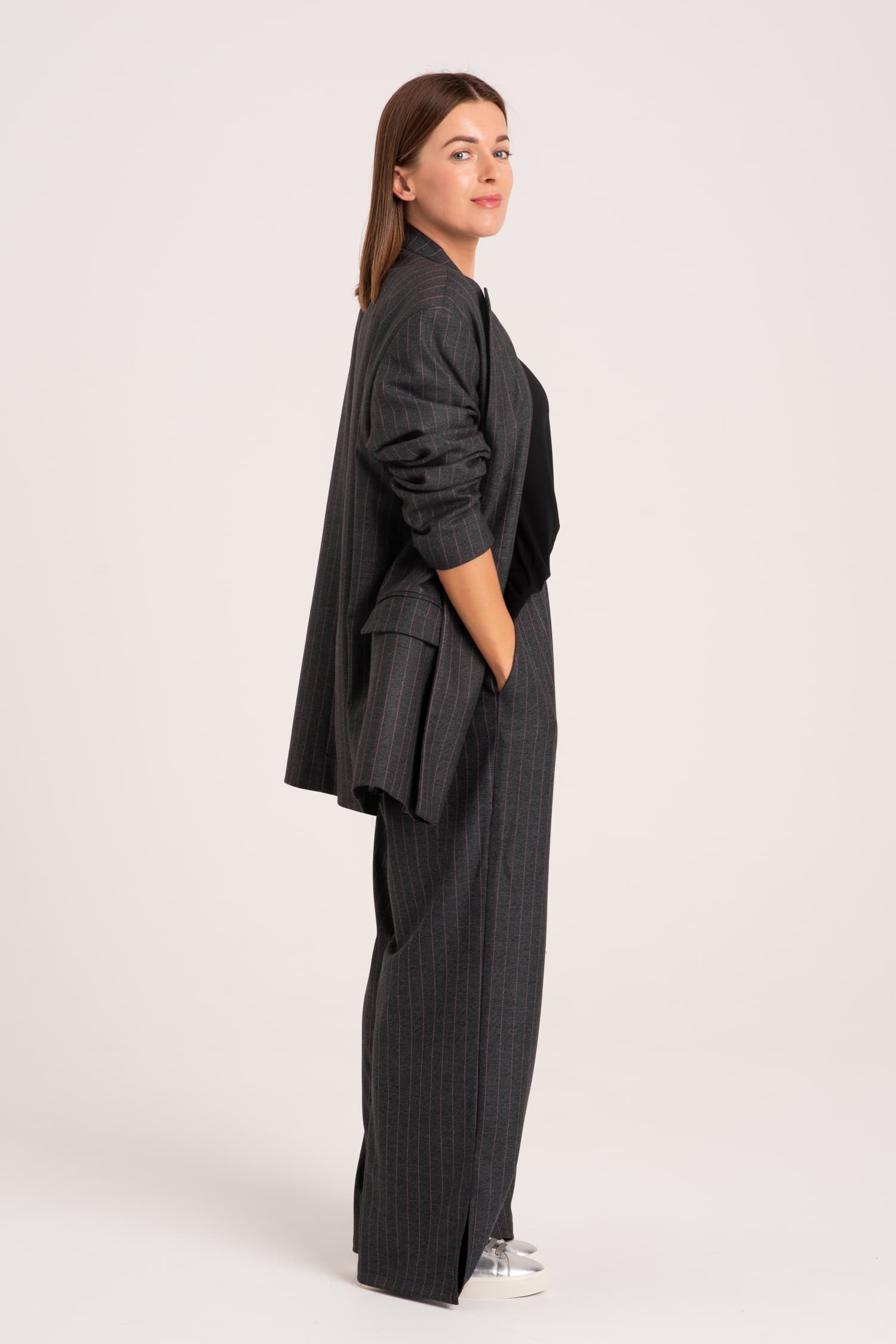 Grafitowe spodnie w paski z rozcięciem na nogawce Mia