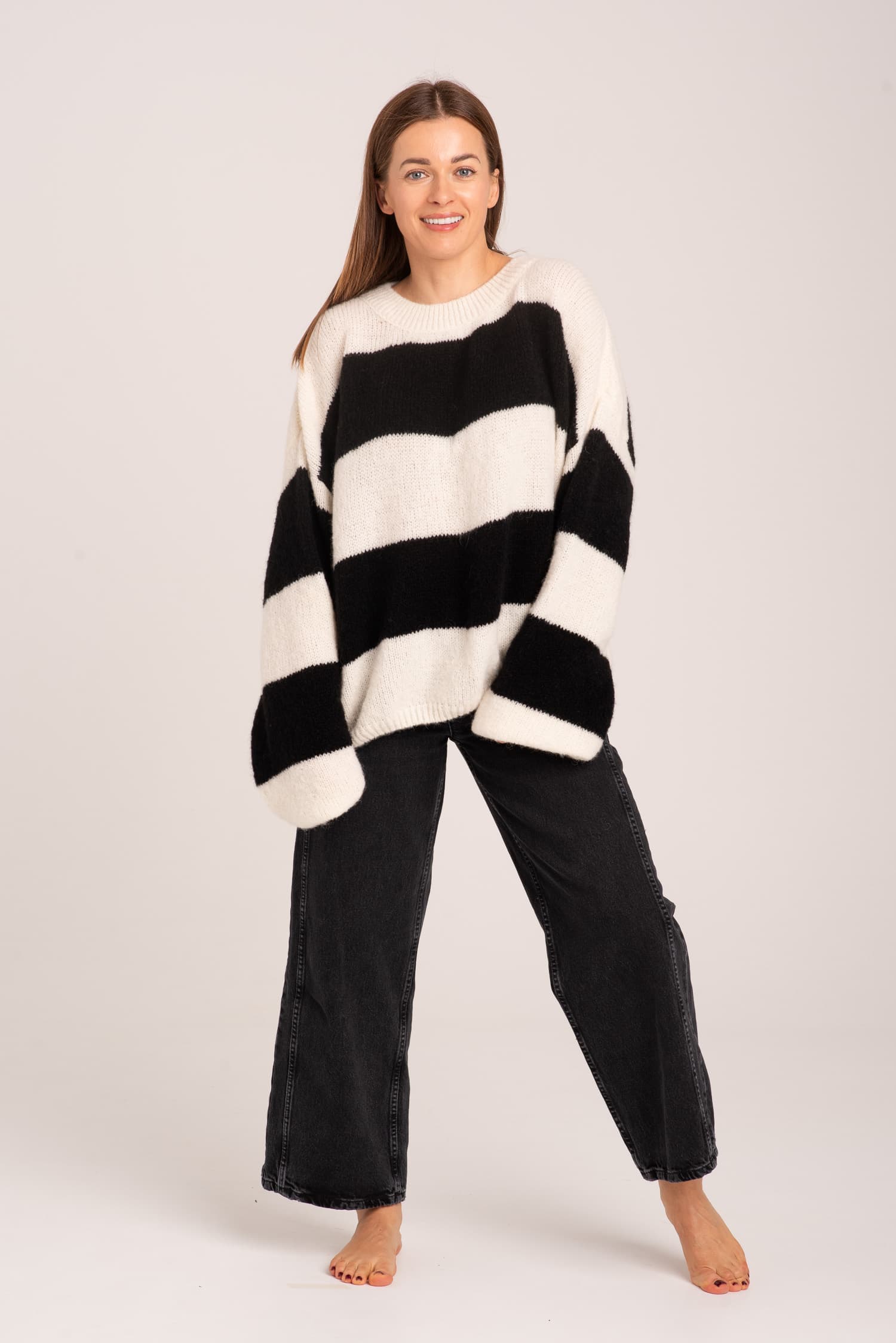 Czarno - biały sweter w pasy Sasha - zdjęcie 8