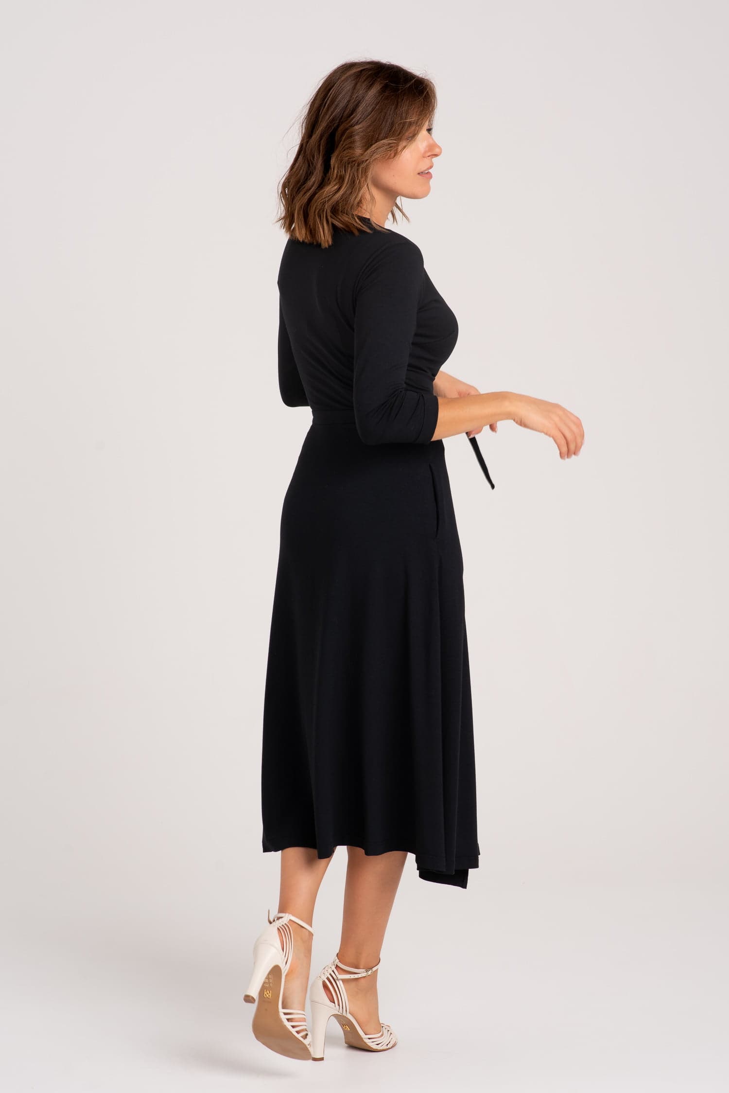 Czarna sukienka kopertowa z modalu Red - zdjęcie 5