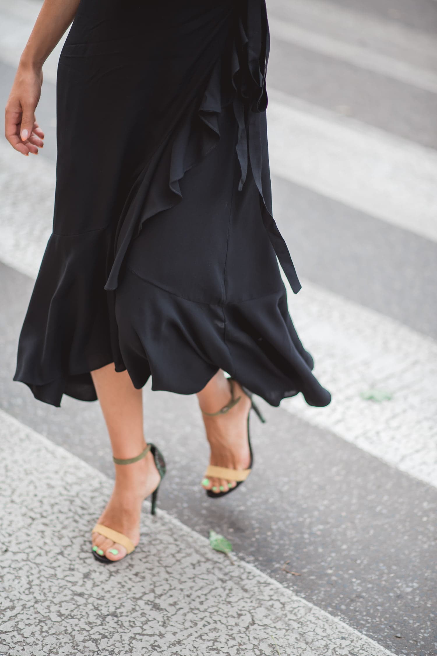 Sukienka kopertowa Kamili - czarna - zdjęcie 5